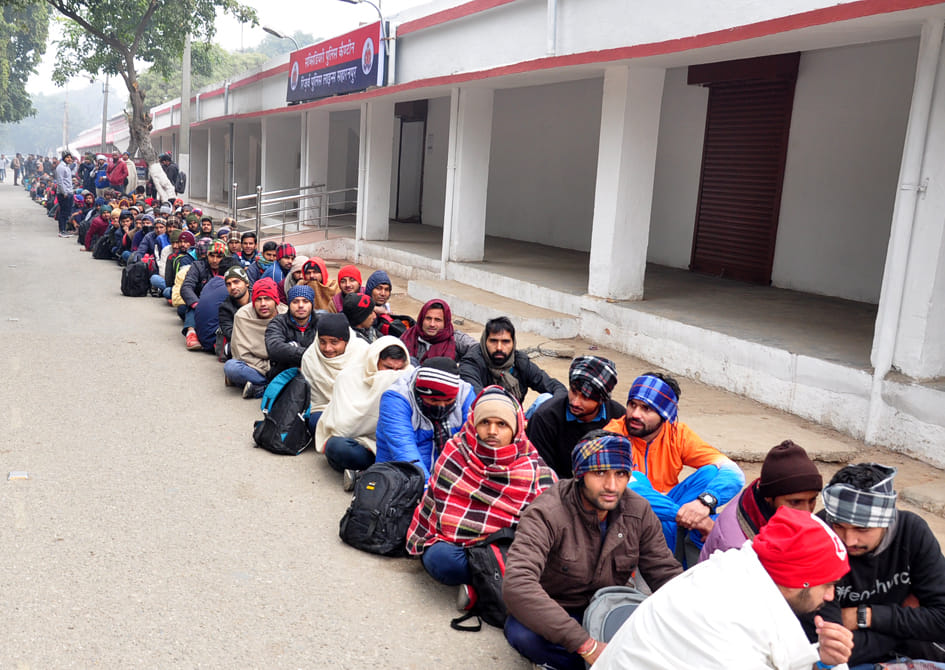 पुलिस लाइन मैदान में पुलिस भर्ती के लिये आये अभियार्थी पुलिस लाइन मैदान में पुलिस भर्ती के लिये आये अभियार्थी