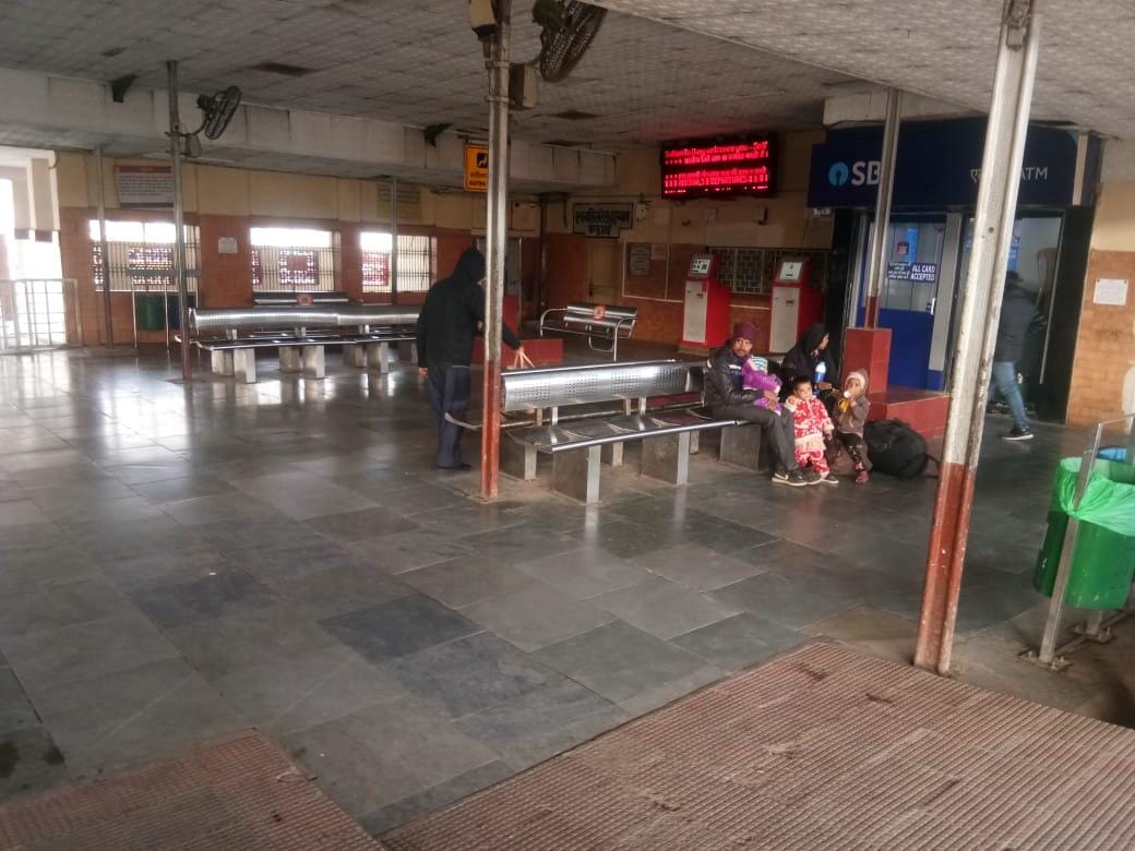 रेलवे स्टेशन और पसरा सन्नाटा रेलवे स्टेशन और पसरा सन्नाटा