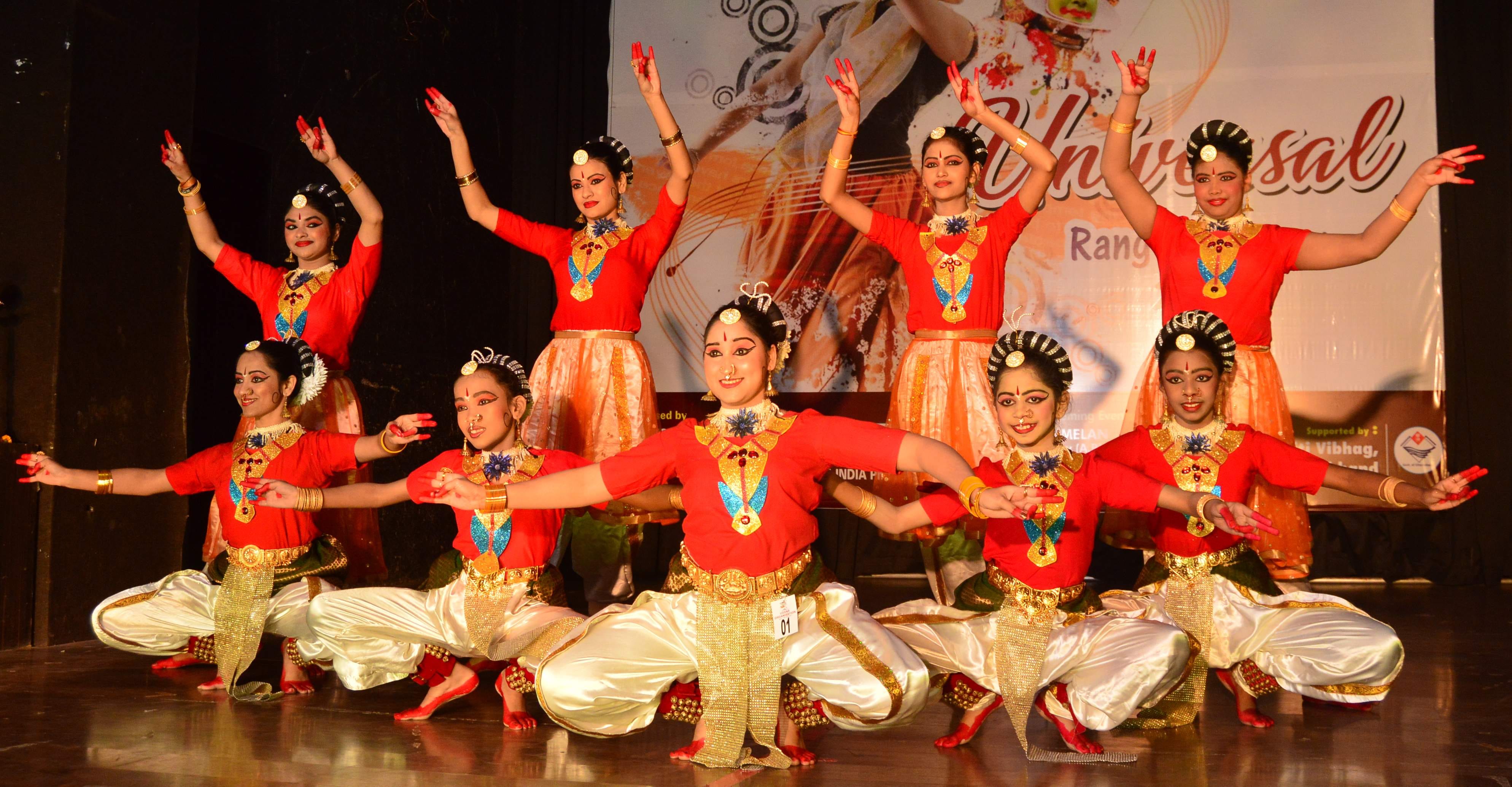 नगर निगम सभागार में आयोजित यूनिवर्सल रंग महोत्वस में प्रस्तुति देते कलाकार। नगर निगम सभागार में आयोजित यूनिवर्सल रंग महोत्वस में प्रस्तुति देते कलाकार।