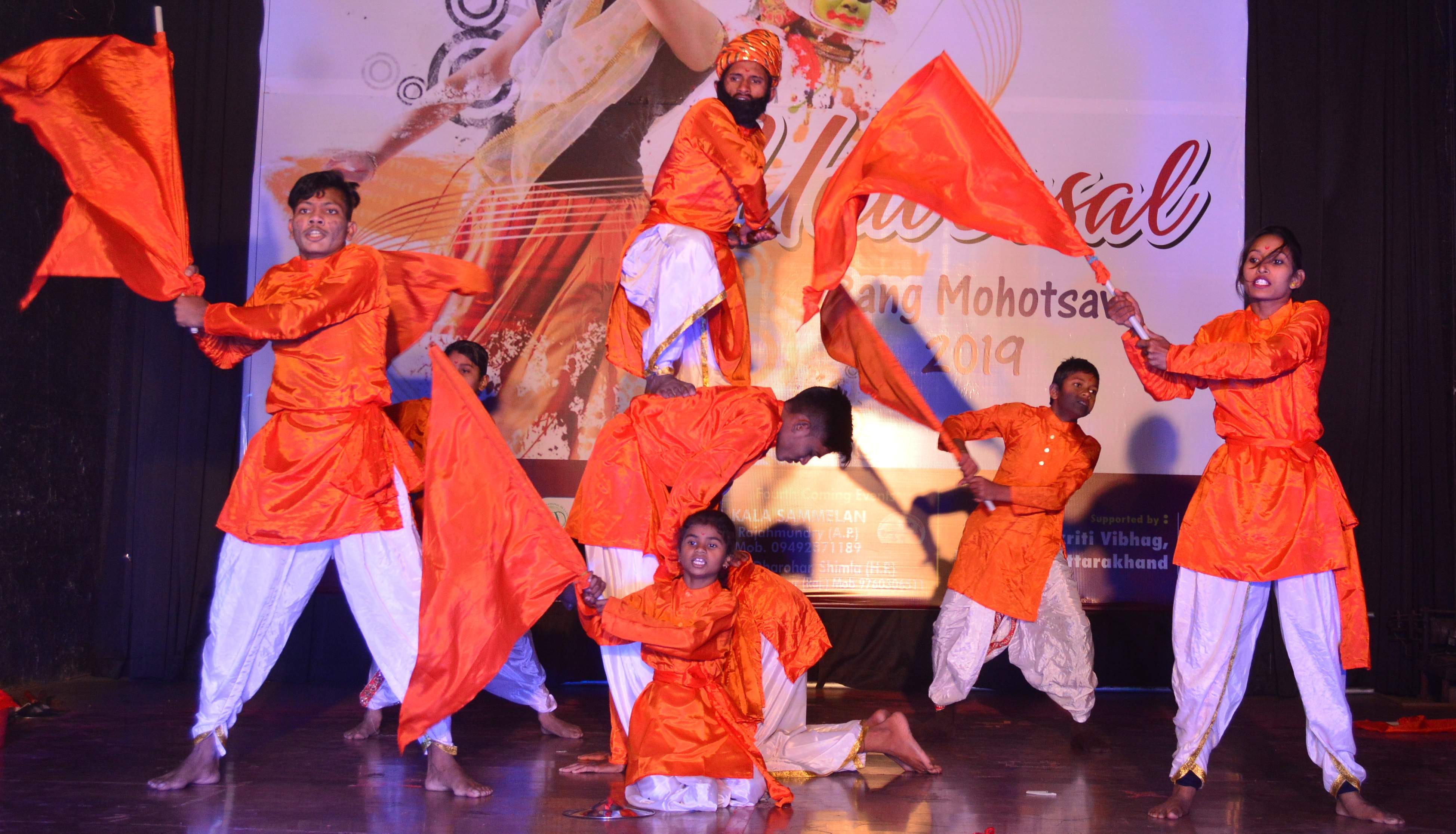 नगर निगम सभागार में आयोजित यूनिवर्सल रंग महोत्वस में प्रस्तुति देते कलाकार। नगर निगम सभागार में आयोजित यूनिवर्सल रंग महोत्वस में प्रस्तुति देते कलाकार।
