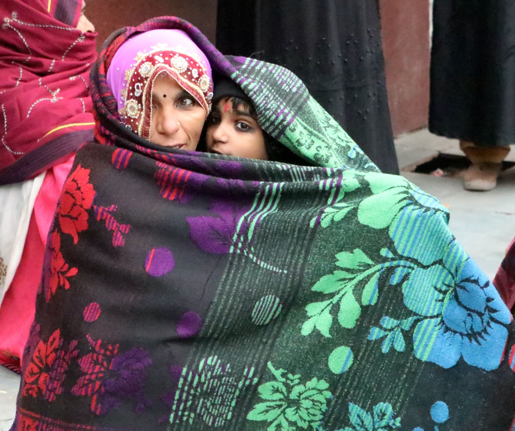 ठंड से बचाव के लिए कुछ इस तरह अपने बच्चे को  राहत देती महिला यात्री।