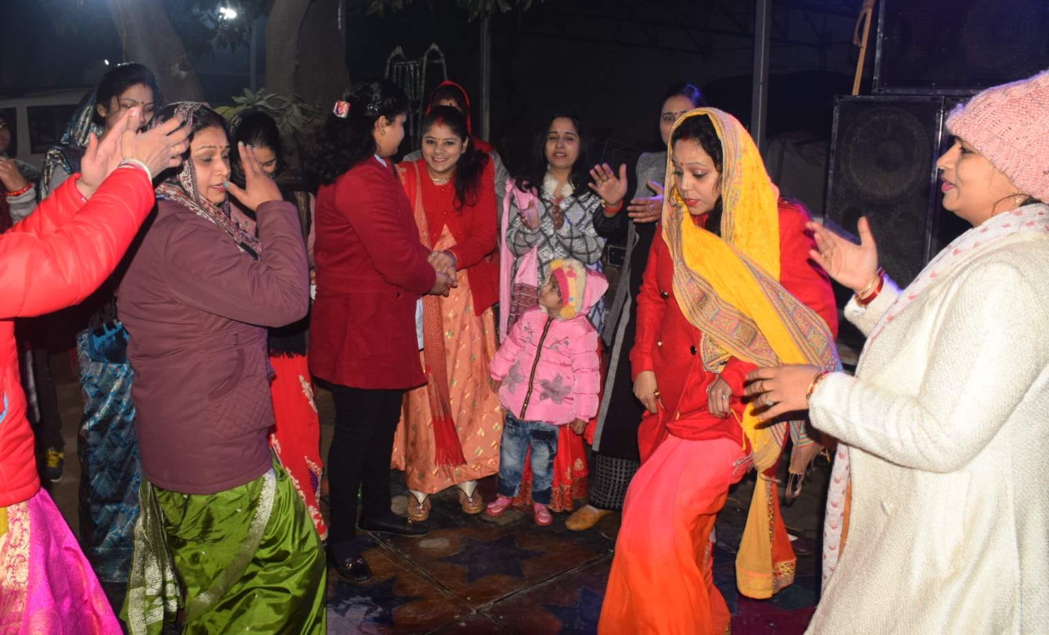 बेलइसा के मैरिज हाल में नए साल का जश्न मनाते लोग। बेलइसा के मैरिज हाल में नए साल का जश्न मनाते लोग।