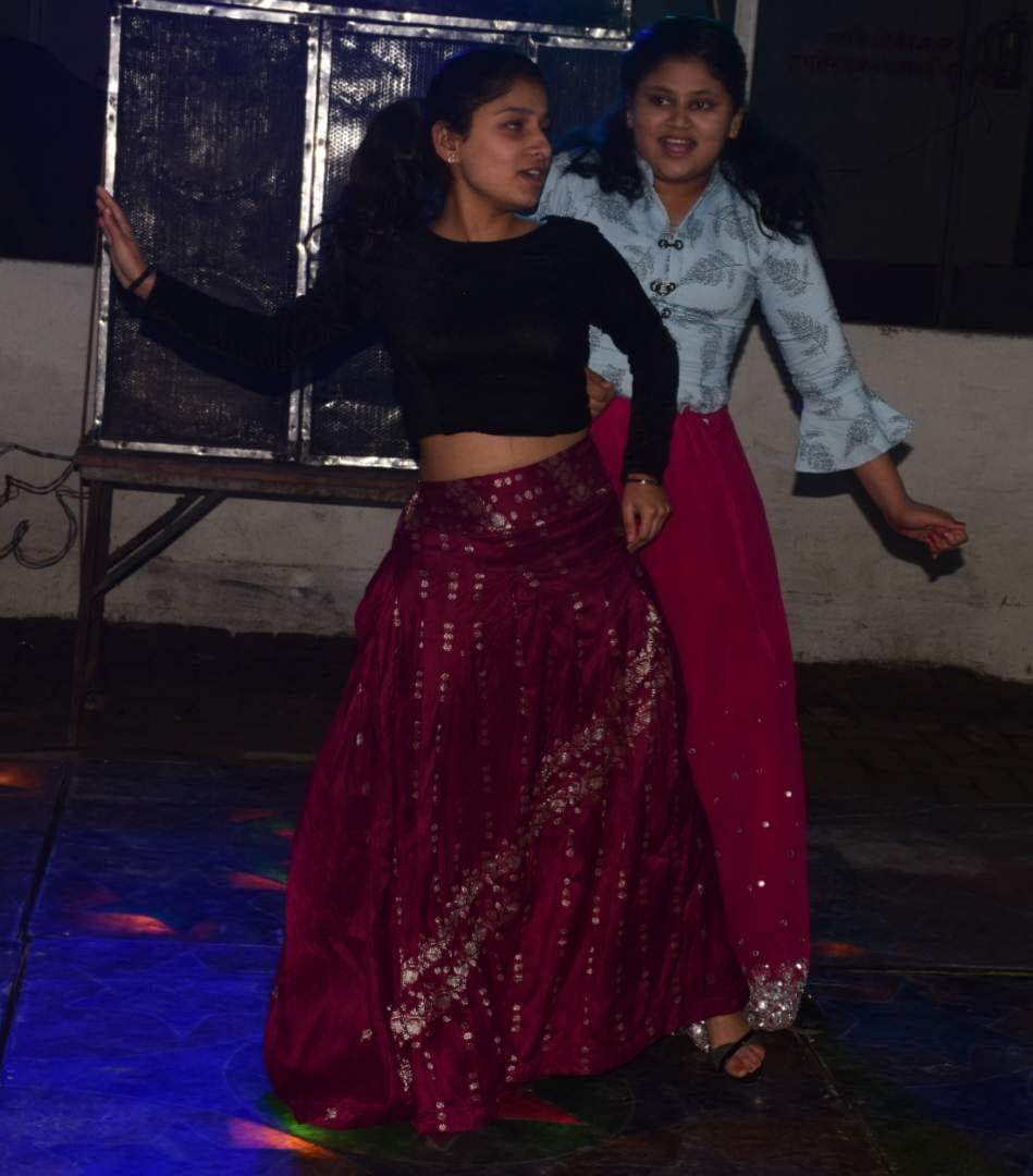 बेलइसा के मैरिज हाल में नए साल का जश्न मनाते लोग। बेलइसा के मैरिज हाल में नए साल का जश्न मनाते लोग।