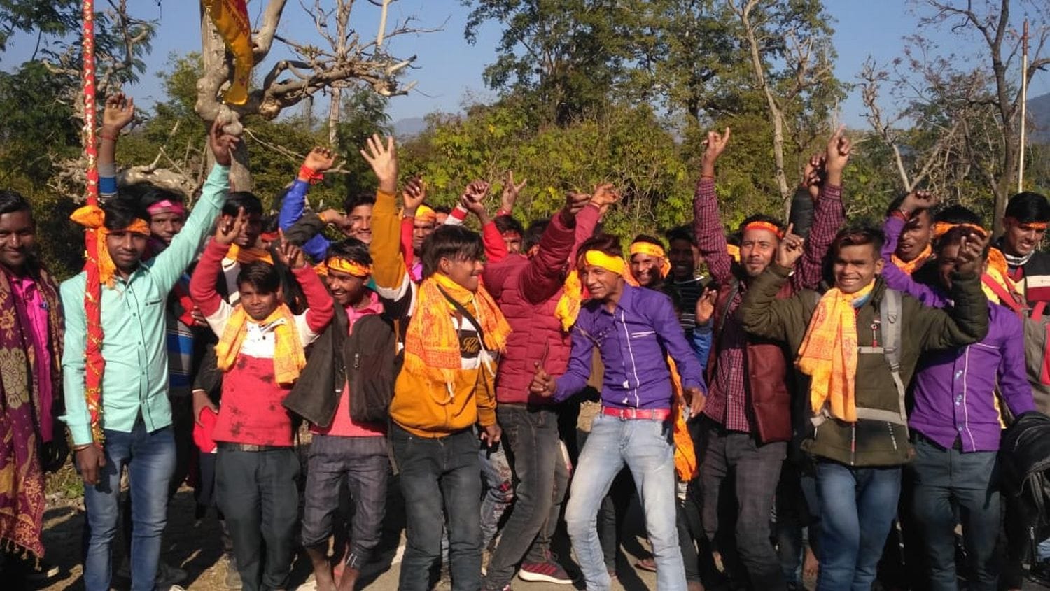 नए वर्ष को गाते बजाते मां पूर्णागिरि के दर्शनों को जाते यात्री। नए वर्ष को गाते बजाते मां पूर्णागिरि के दर्शनों को जाते यात्री।