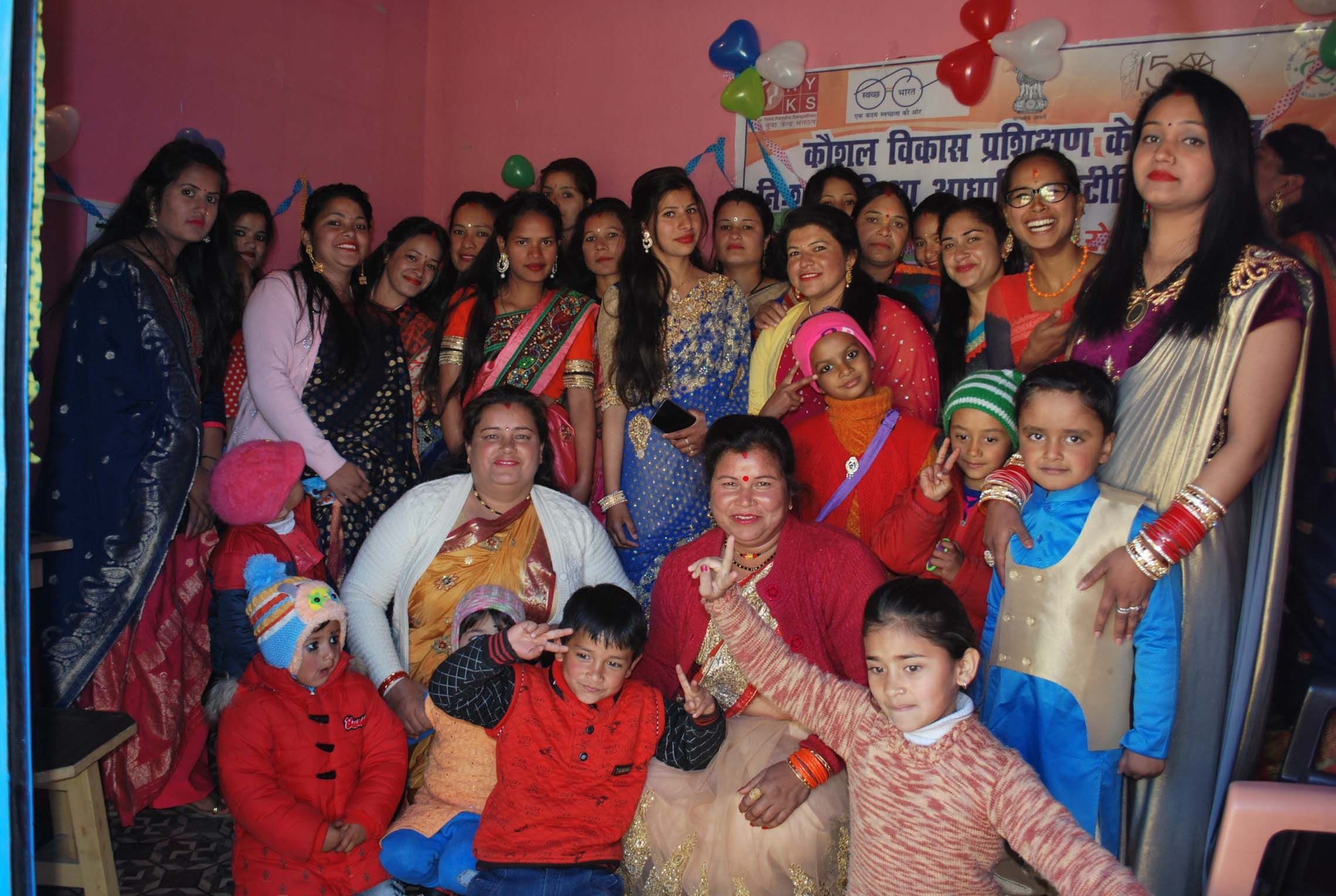 चंपावत में नए साल की पूर्व संध्या पर उल्लास मनाती महिलाएं और बच्चे।