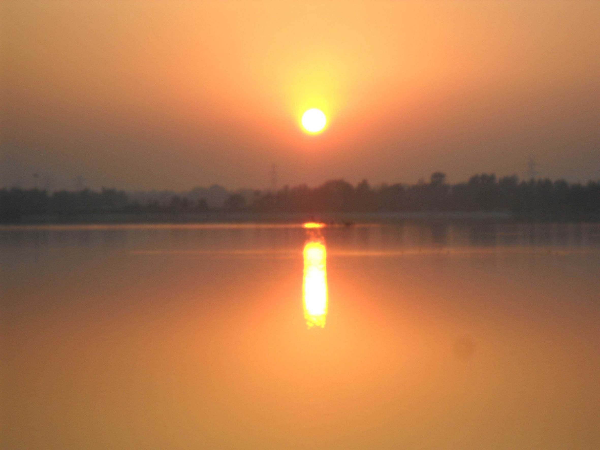 उगता सूरज:2019 के आखिरी दिन टनकपुर में कुछ इस तरह निकला सूरज। फोटो-भुवन पाटनी।