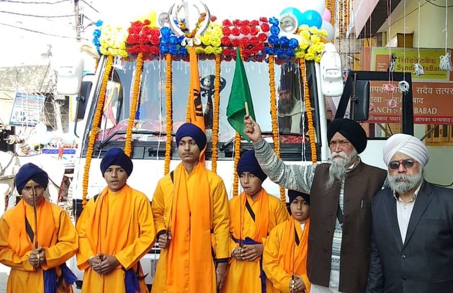 नजीबाबाद में गुरू गोविंद सिंह प्रकाशोत्सव पर नगर कीर्तन का शुभारंभ करते गुरूद्वारा कमेटी के अध् नजीबाबाद में गुरू गोविंद सिंह प्रकाशोत्सव पर नगर कीर्तन का शुभारंभ करते गुरूद्वारा कमेटी के अध्