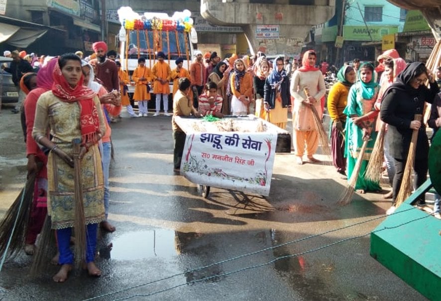 नजीबाबाद में गुरू गोविंद सिंह प्रकाशोत्सव पर गुरू ग्रंथ साहिब की पालकी के आगे सफाई करता महिला झा? नजीबाबाद में गुरू गोविंद सिंह प्रकाशोत्सव पर गुरू ग्रंथ साहिब की पालकी के आगे सफाई करता महिला झा?