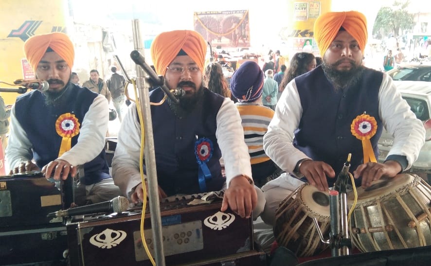 नजीबाबाद में नगर कीर्तन के दौरान शबद कीर्तन करता सिख जत्था। नजीबाबाद में नगर कीर्तन के दौरान शबद कीर्तन करता सिख जत्था।