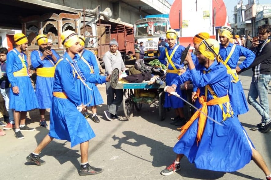 नजीबाबाद में नगर कीर्तन में करतब दिखाता गतका जत्था। नजीबाबाद में नगर कीर्तन में करतब दिखाता गतका जत्था।