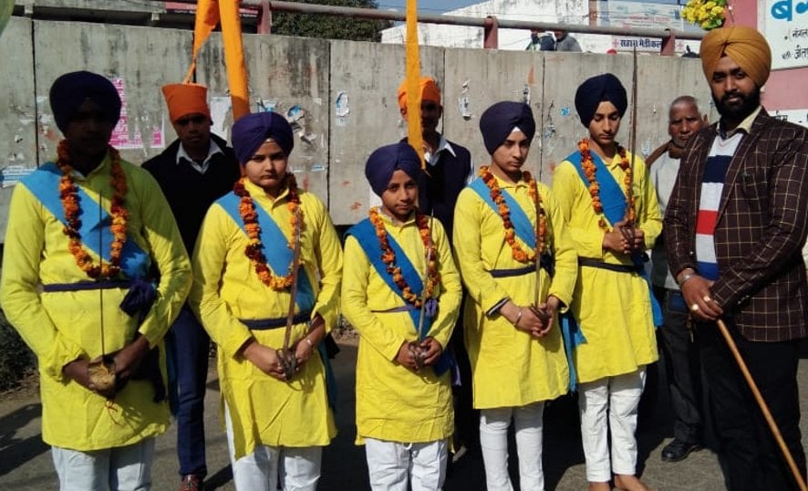 नजीबाबाद में गुरू गोविंद सिंह प्रकाशोत्सव में शामिल गुरू नानक मिशन स्कूल के पंज प्यारे। नजीबाबाद में गुरू गोविंद सिंह प्रकाशोत्सव में शामिल गुरू नानक मिशन स्कूल के पंज प्यारे।