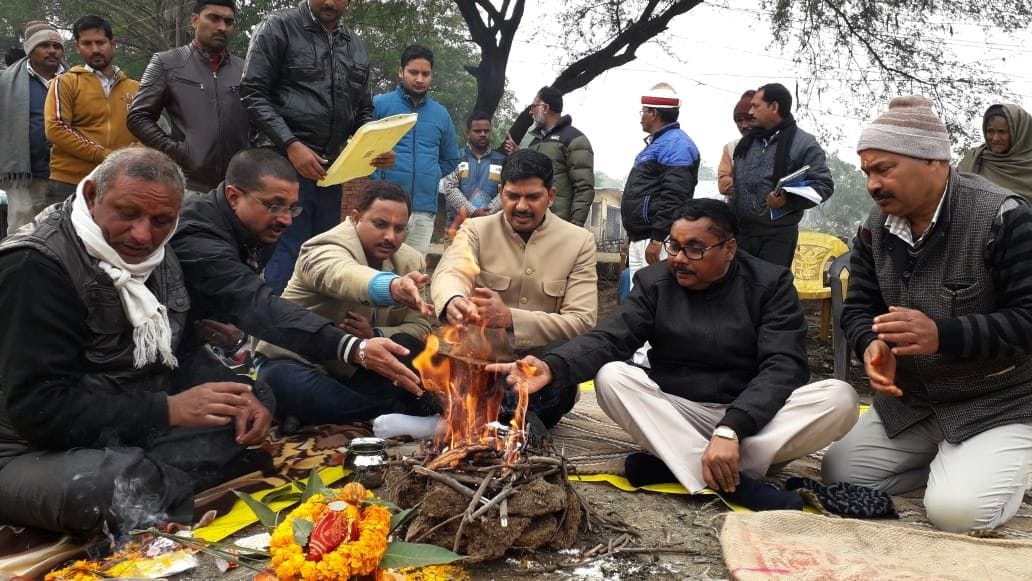 सठियांव ब्लाक में हार्ट विलेज,पोखरा पार्क, और खेल मैदान के शिलान्यास पर हवन पूजन करते सीडाओ आंनद ? सठियांव ब्लाक में हार्ट विलेज,पोखरा पार्क, और खेल मैदान के शिलान्यास पर हवन पूजन करते सीडाओ आंनद ?