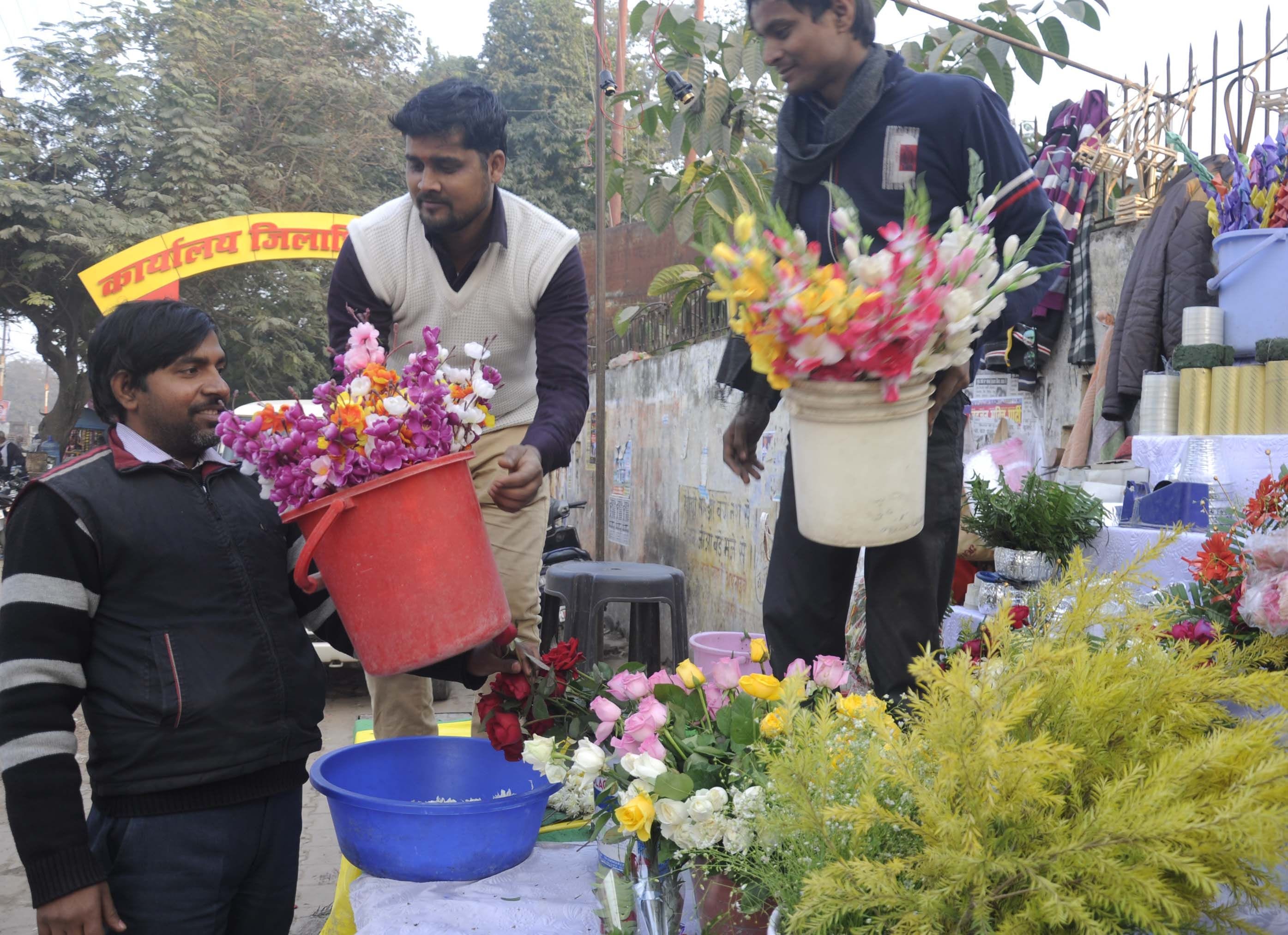 कचहरी के बगल नववर्ष पर सजी फूलों की दुकान।