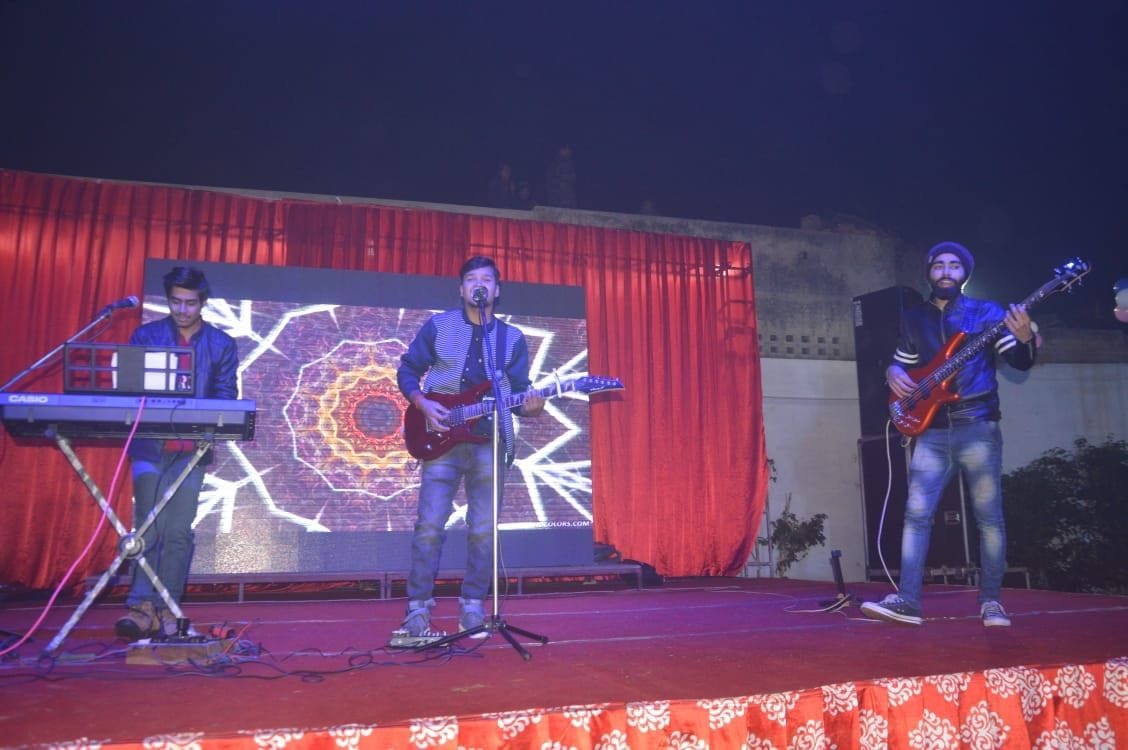 नए साल के मौके पर अलीगढ़ रोड स्थित एक रिसोर्ट में संगीत प्रस्तुत करते कलाकार। 