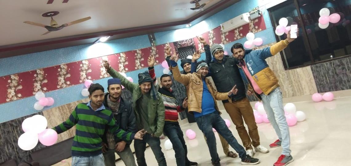 नए साल का जश्न मनाते युवा नए साल का जश्न मनाते युवा