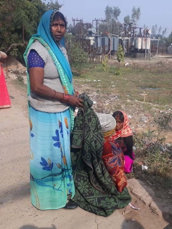 .लालगंज सीएचसी गेट पर महिला के प्रसव के दौरान चादर लेकर ढकती तीमारदार। .लालगंज सीएचसी गेट पर महिला के प्रसव के दौरान चादर लेकर ढकती तीमारदार।