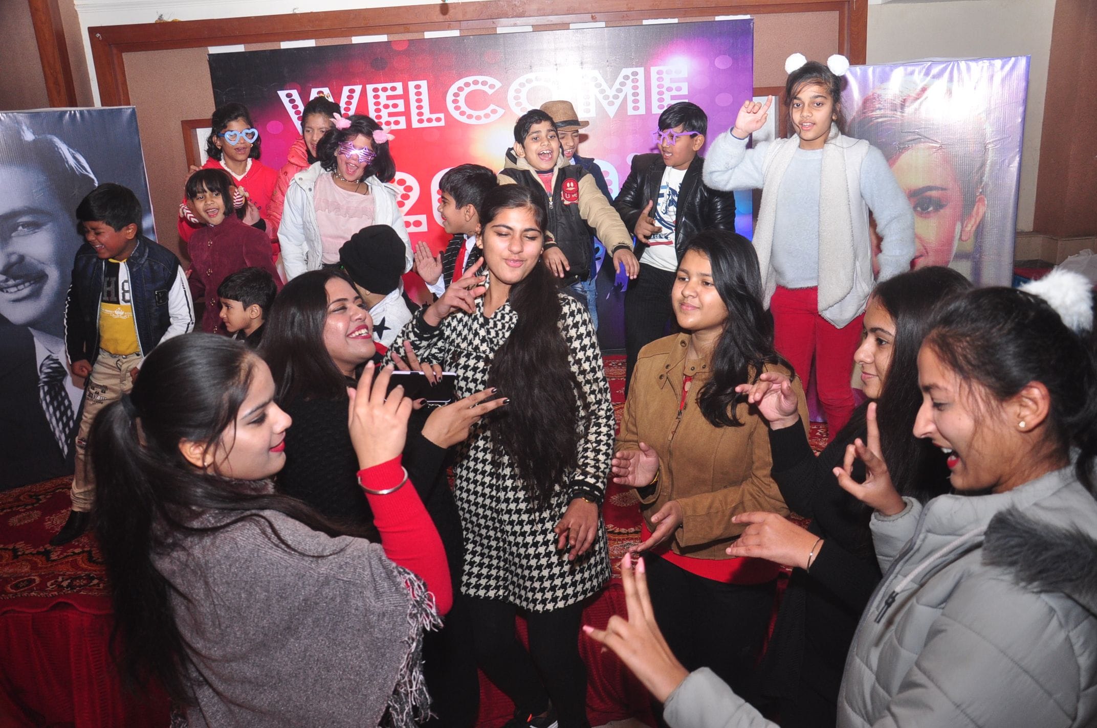 नववर्ष उत्सव में नृत्य कर उत्साह से सराबोर बच्चे व युवतियां। नववर्ष उत्सव में नृत्य कर उत्साह से सराबोर बच्चे व युवतियां।
