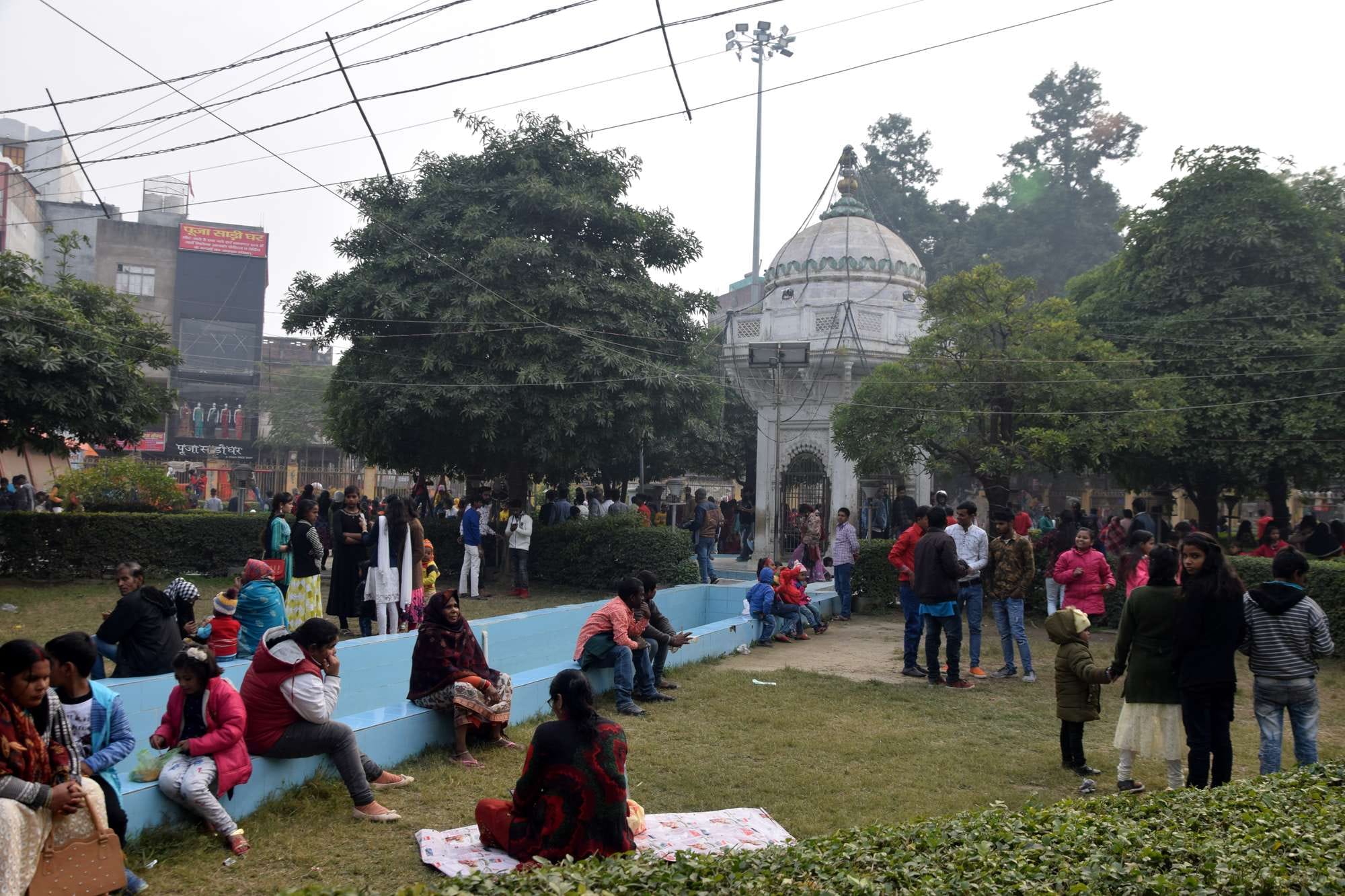 नववर्ष पर सजा शहर का शहीद पार्क । नववर्ष पर सजा शहर का शहीद पार्क ।