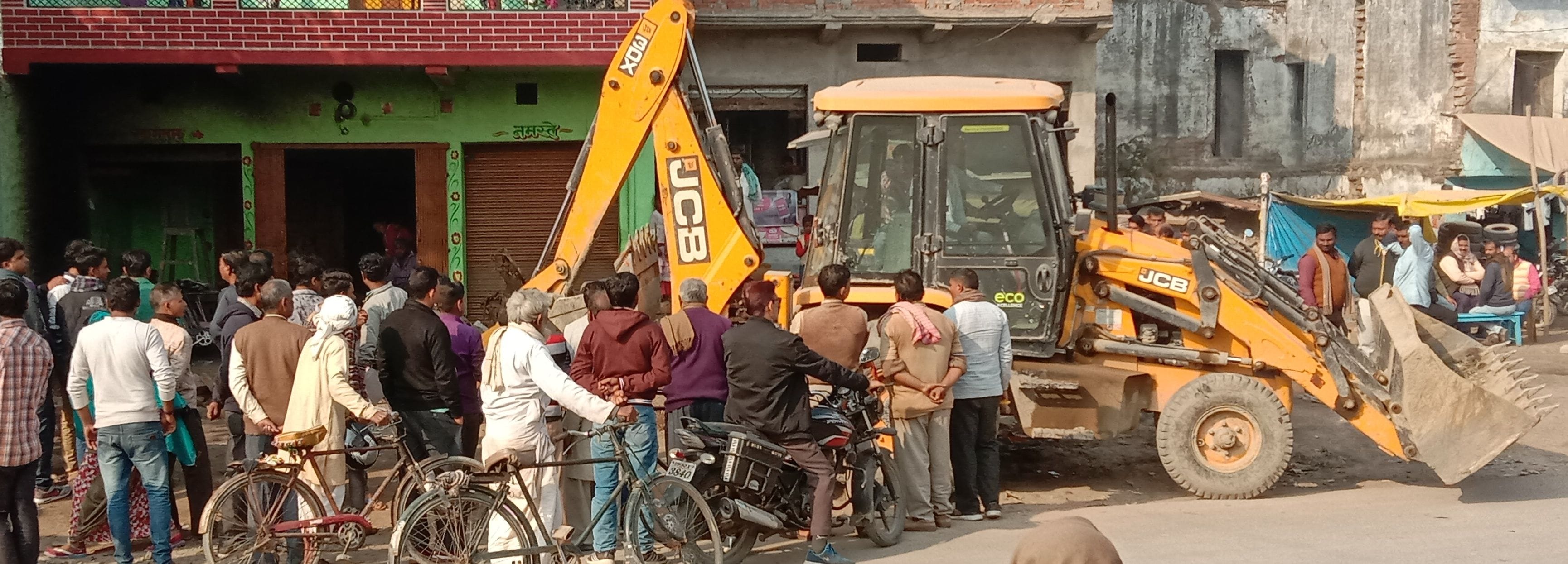 रानी की सराय में हटाया जाता अतिक्रमण। रानी की सराय में हटाया जाता अतिक्रमण।