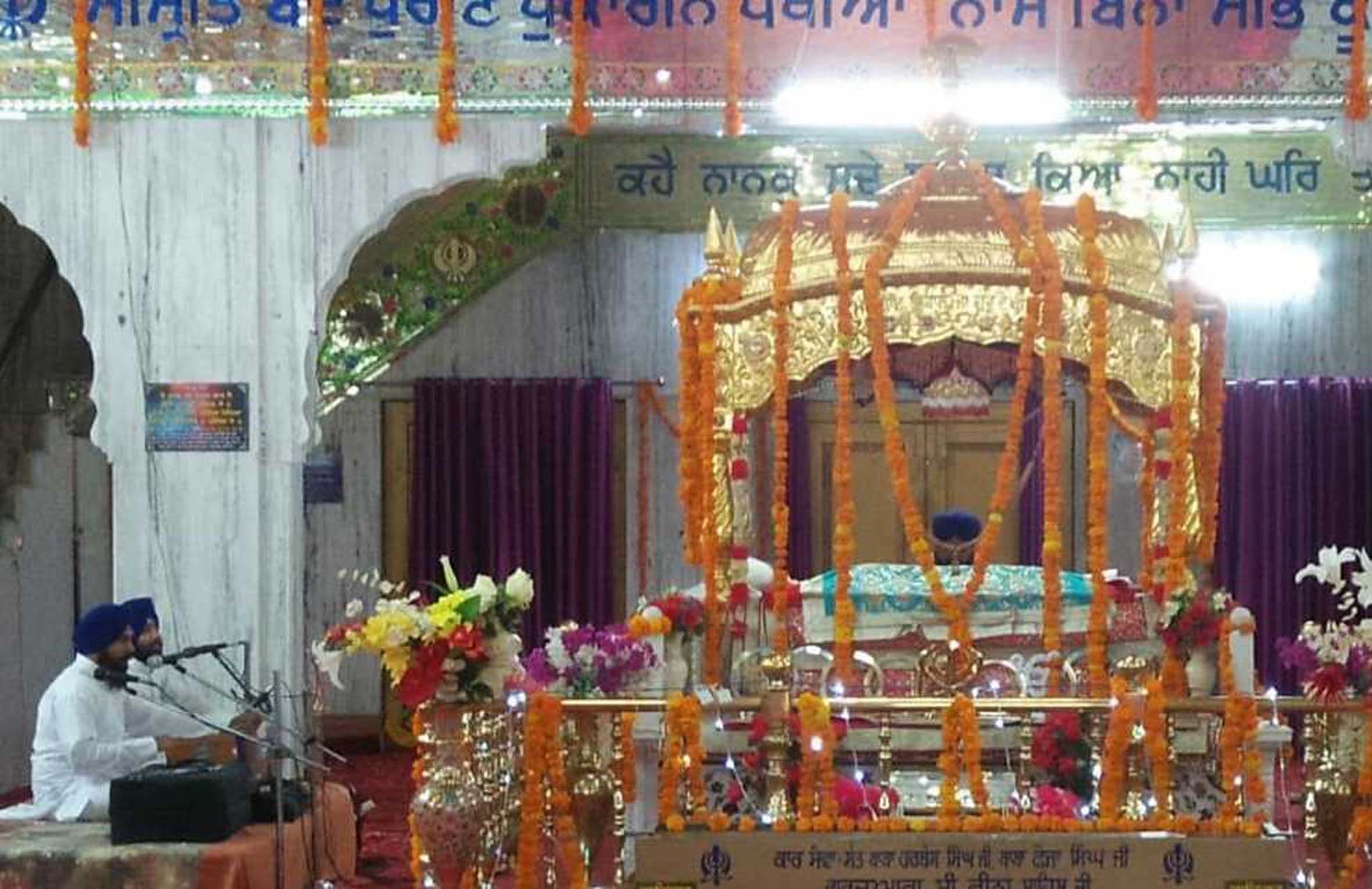 रीठा साहिब गुरुद्वारे में गुरु गोविंद सिंह जी की जयंती पर अखंड साहिब का पाठ करते ग्रंथी। रीठा साहिब गुरुद्वारे में गुरु गोविंद सिंह जी की जयंती पर अखंड साहिब का पाठ करते ग्रंथी।