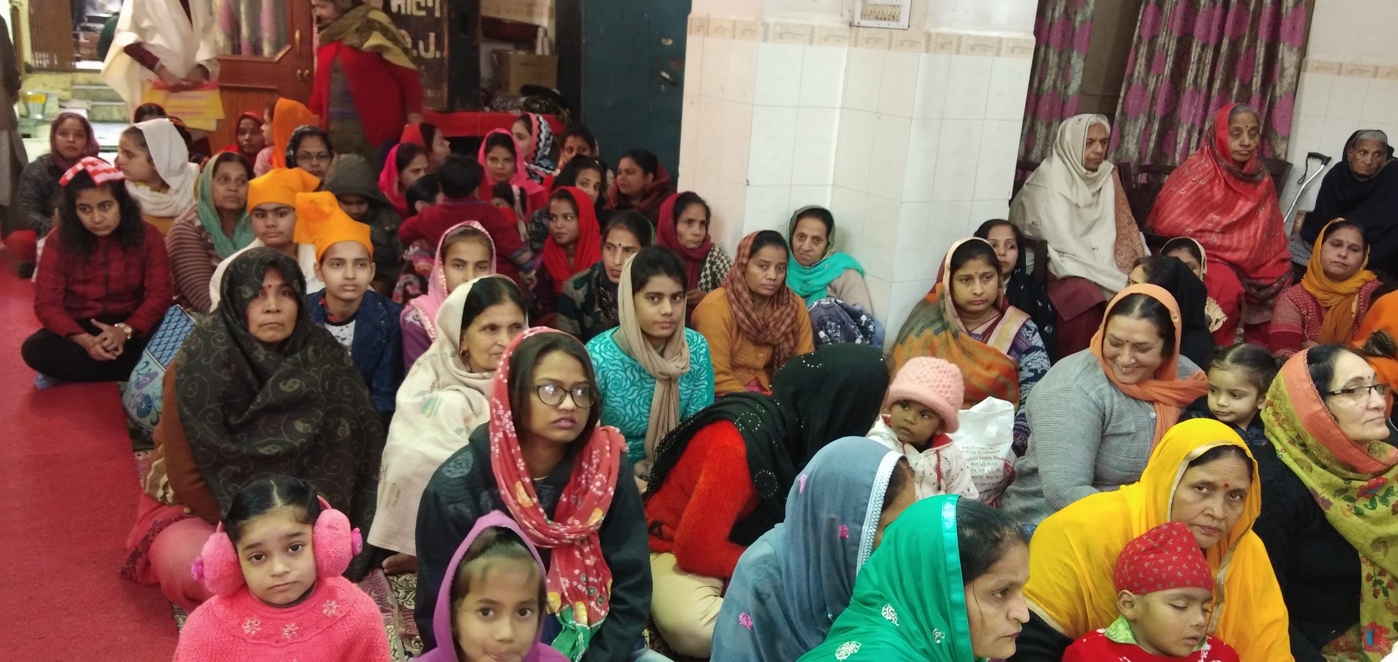 गुरुद्वारे में शब्द कीर्तन करते लोग
