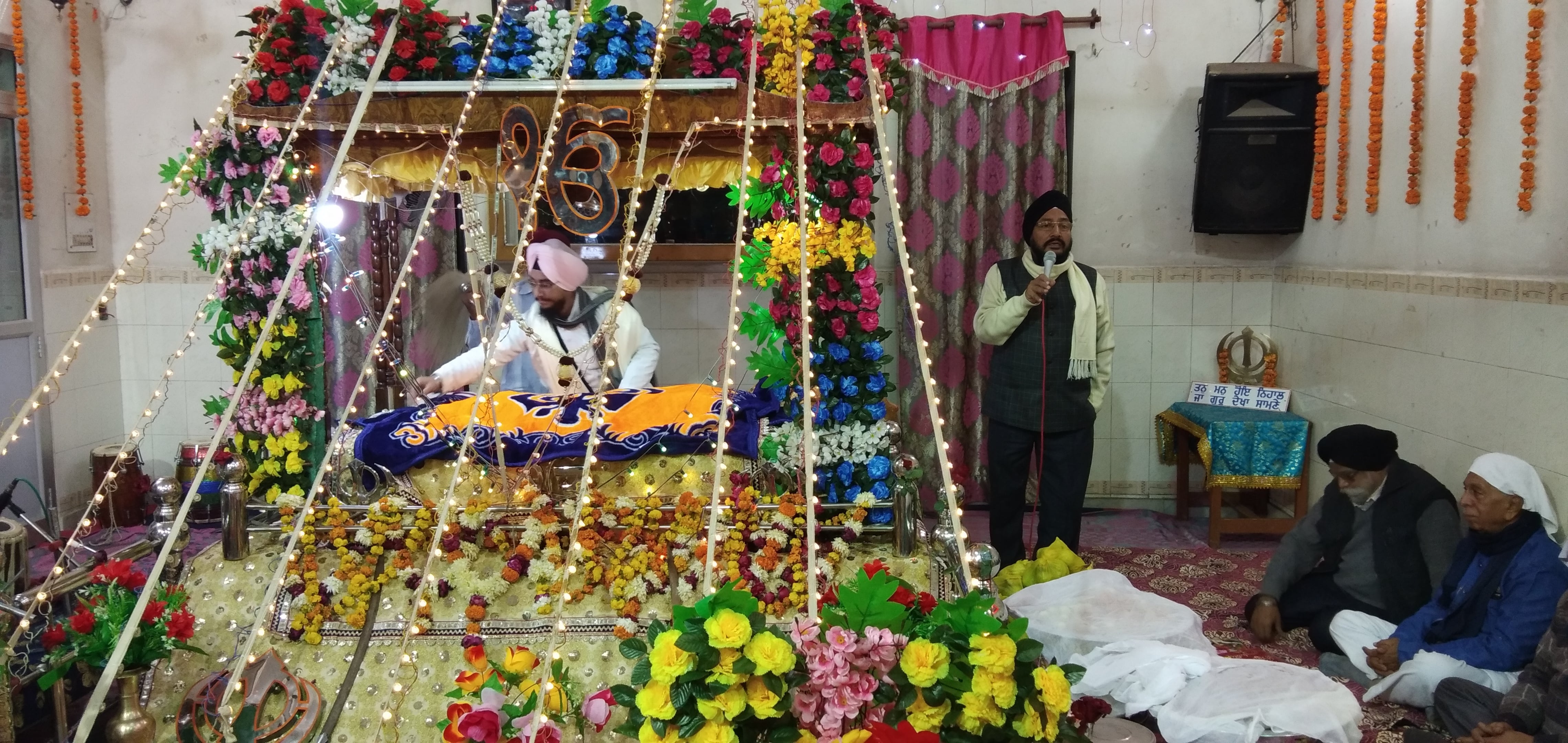 गुरुद्वारे में गुरु गो विंद सिंह के बारे में जानकारी देते सरदार हरजीत सिंह।