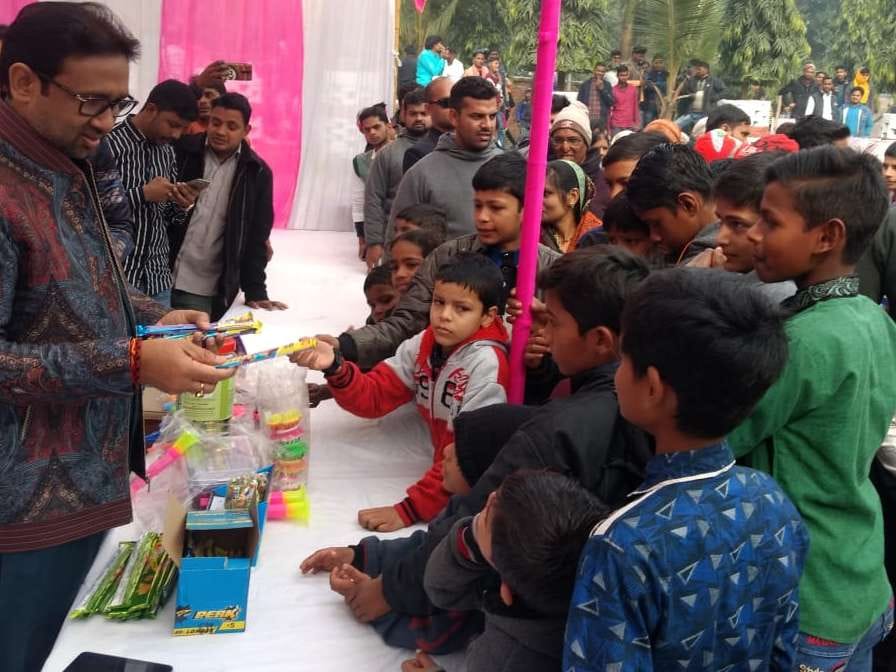 बाबा के समाधि स्थल पर आयोजित मेले में आए बच्चों को नववर्ष की शुभकामनाएं देते विधायक उमाशंकर सिंह? बाबा के समाधि स्थल पर आयोजित मेले में आए बच्चों को नववर्ष की शुभकामनाएं देते विधायक उमाशंकर सिंह?