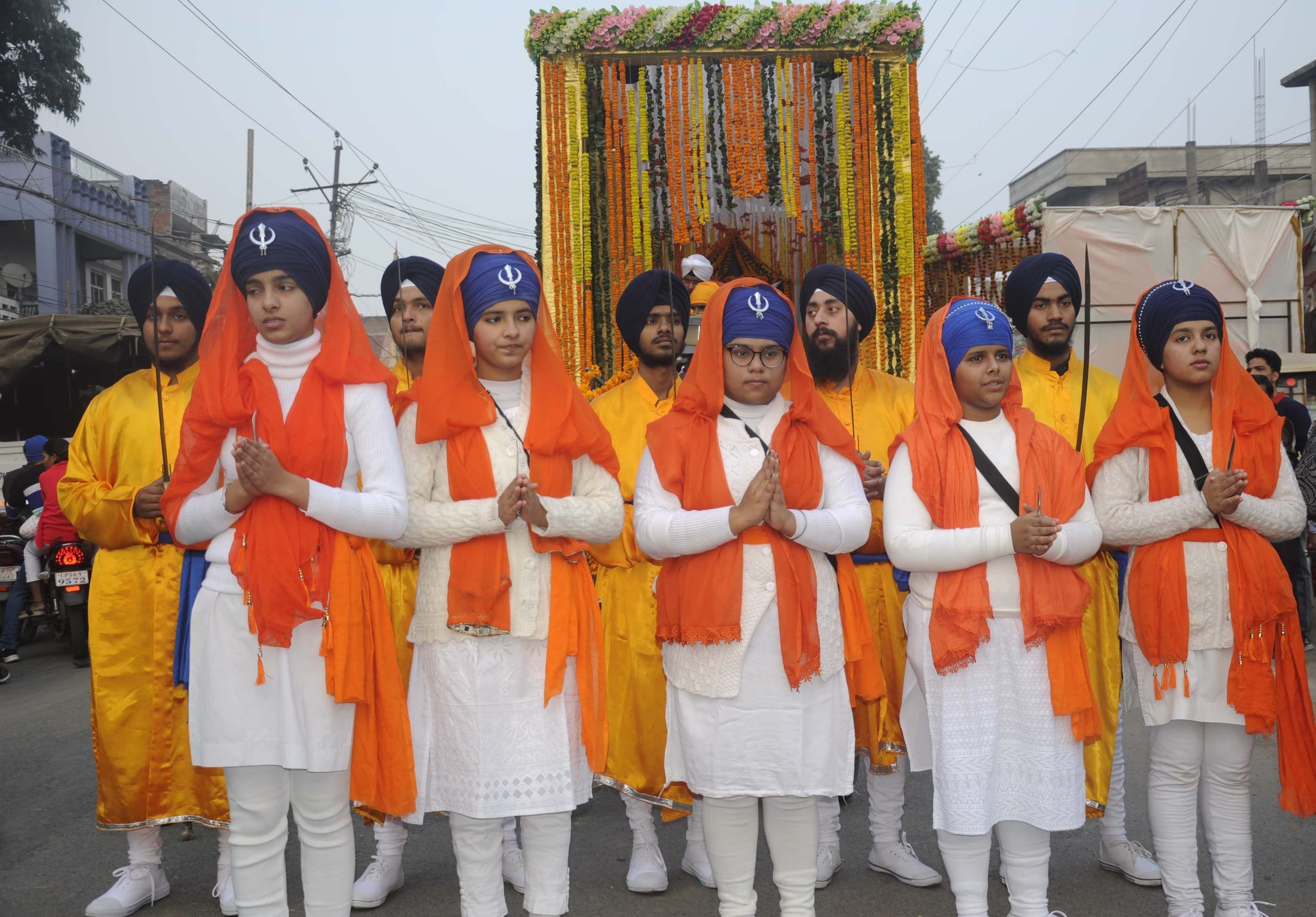बाबागंज गुरूद्वारे से गुरू गोविन्द सिंह प्रकाश पर्व पर निकली पं प्यारों की शोभायात्रा। बाबागंज गुरूद्वारे से गुरू गोविन्द सिंह प्रकाश पर्व पर निकली पं प्यारों की शोभायात्रा।