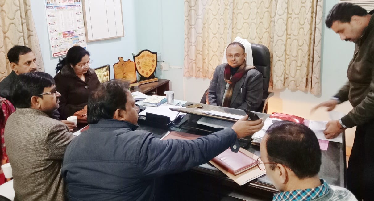 बीएसए राम सागरपति त्रिपाठी अपने दफ्तर में खंड शिक्षा अधिकारियों की बैठक लेते हुए। बीएसए राम सागरपति त्रिपाठी अपने दफ्तर में खंड शिक्षा अधिकारियों की बैठक लेते हुए।