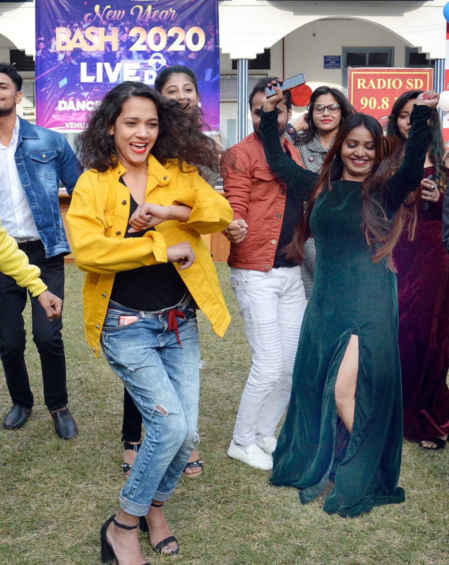 भोपा रोड स्थित रेडियो एफ एम में नये साल के स्वागत नृत्य करती कलाकार। भोपा रोड स्थित रेडियो एफ एम में नये साल के स्वागत नृत्य करती कलाकार।