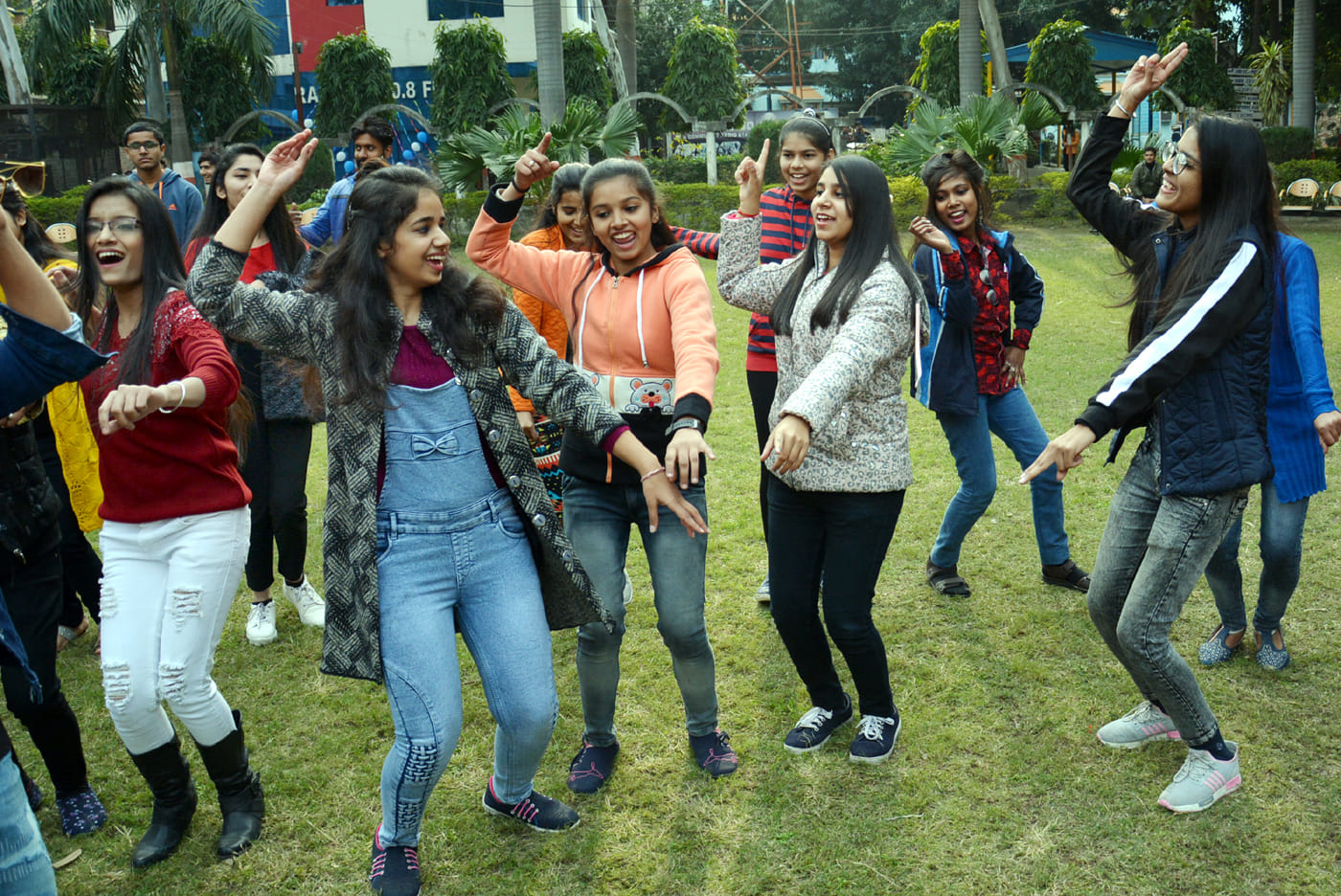 रेडियो एफ एम में नये साल के स्वागत पर नृत्य करती युवतियां। रेडियो एफ एम में नये साल के स्वागत पर नृत्य करती युवतियां।
