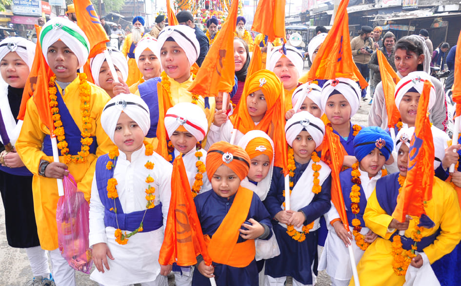 नुमाइशकैंप में गुरू गोविन्द सिंह जी प्रकाश उत्सव पर निकले नगर कीर्तन में सजे बच्चे नुमाइशकैंप में गुरू गोविन्द सिंह जी प्रकाश उत्सव पर निकले नगर कीर्तन में सजे बच्चे