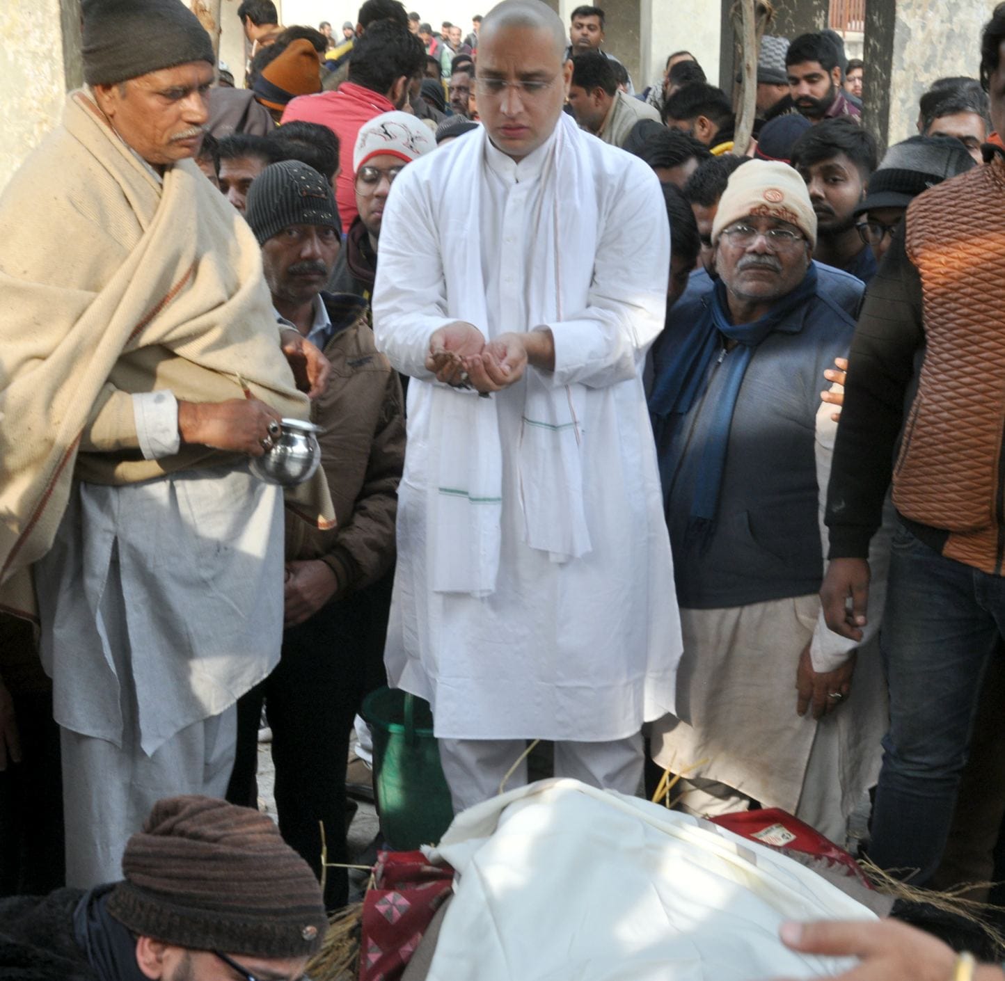 शामली में अंतिम संस्कार के दौरान पूजन करते मृतक अजय पाठक के भतीजे रवि पाठक।