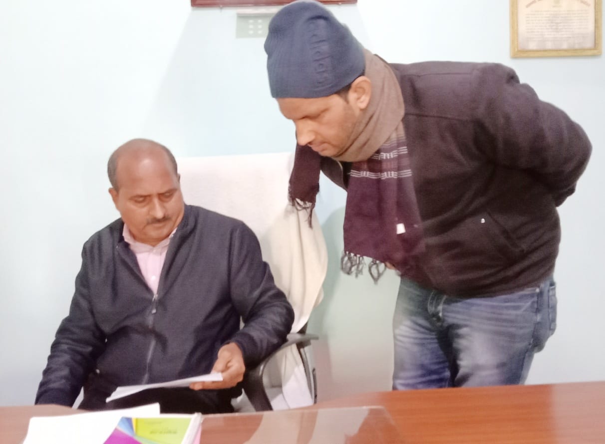 जिला गन्ना अधिकारी डॉ आरडी द्विवेदी कार्यालय में क्लर्क को दिशा निर्देश देते हुए। जिला गन्ना अधिकारी डॉ आरडी द्विवेदी कार्यालय में क्लर्क को दिशा निर्देश देते हुए।