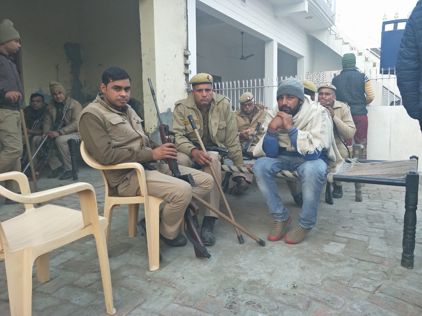 गंगोह के गांव सनौली में तैनात अतिरिक्त पुलिस बल गंगोह के गांव सनौली में तैनात अतिरिक्त पुलिस बल