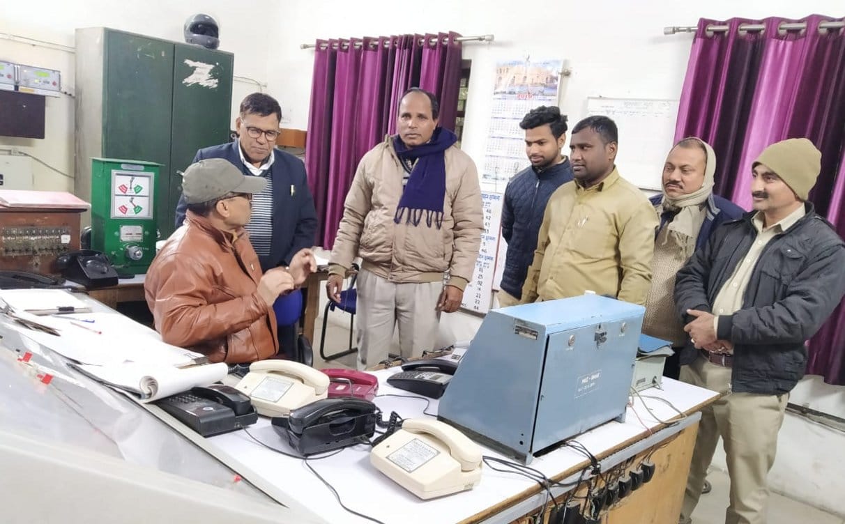 रेलवे स्टेशन के केबिन में स्टेशन अधीक्षक विपिन कुमार त्यागी अपने कर्मचारियों के साथ। रेलवे स्टेशन के केबिन में स्टेशन अधीक्षक विपिन कुमार त्यागी अपने कर्मचारियों के साथ।