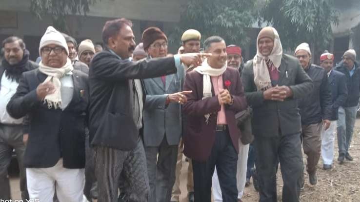 कलेक्ट्रेट बार में नववर्ष की बधाई देने पहुंचे जिलाधिकारी श्री हरि प्रताप शाही को बाउंडरीह दिखात कलेक्ट्रेट बार में नववर्ष की बधाई देने पहुंचे जिलाधिकारी श्री हरि प्रताप शाही को बाउंडरीह दिखात