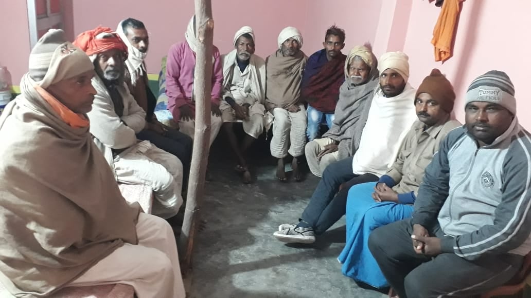 खास गांव गोपालनगर: गांव में एक साथ बैठकर विकास के मुद्दे पर बातचीत करते लोग। खास गांव गोपालनगर: गांव में एक साथ बैठकर विकास के मुद्दे पर बातचीत करते लोग।