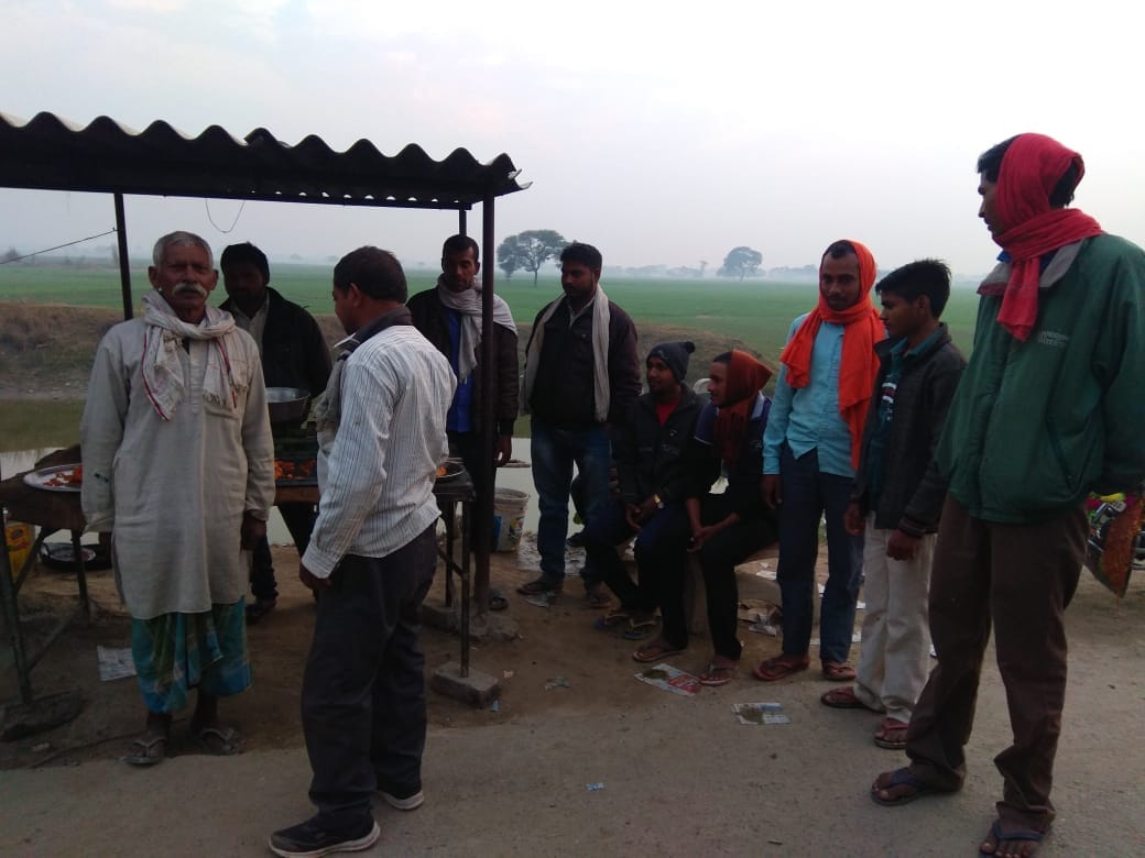 खास गांव गोपालनगर: गांव में चाय की दुकान पर भी जुटते हैं लोग तो होती है गांव की विकास की बात। खास गांव गोपालनगर: गांव में चाय की दुकान पर भी जुटते हैं लोग तो होती है गांव की विकास की बात।