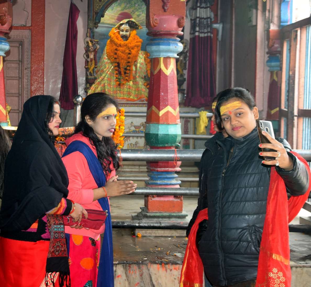 नववर्ष पर भृगु मंदिर में सेल्फी लेती युवतियां। नववर्ष पर भृगु मंदिर में सेल्फी लेती युवतियां।