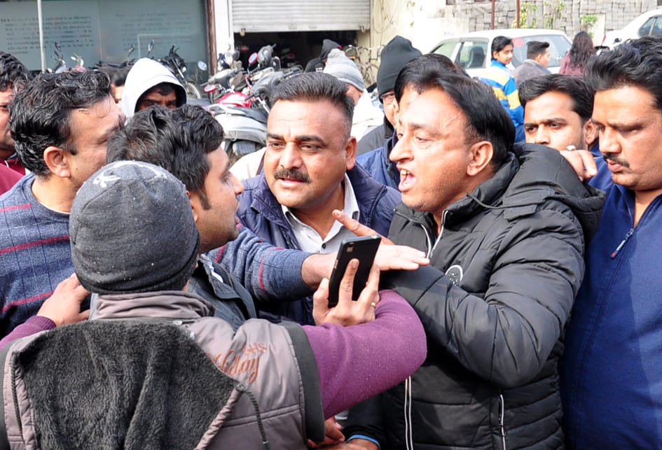रेलवे रोड पर शिविर लाइन के निर्माण में कमी पाये जाने के दौरान आपस में भिंडते पार्षद और ठेकेदार रेलवे रोड पर शिविर लाइन के निर्माण में कमी पाये जाने के दौरान आपस में भिंडते पार्षद और ठेकेदार