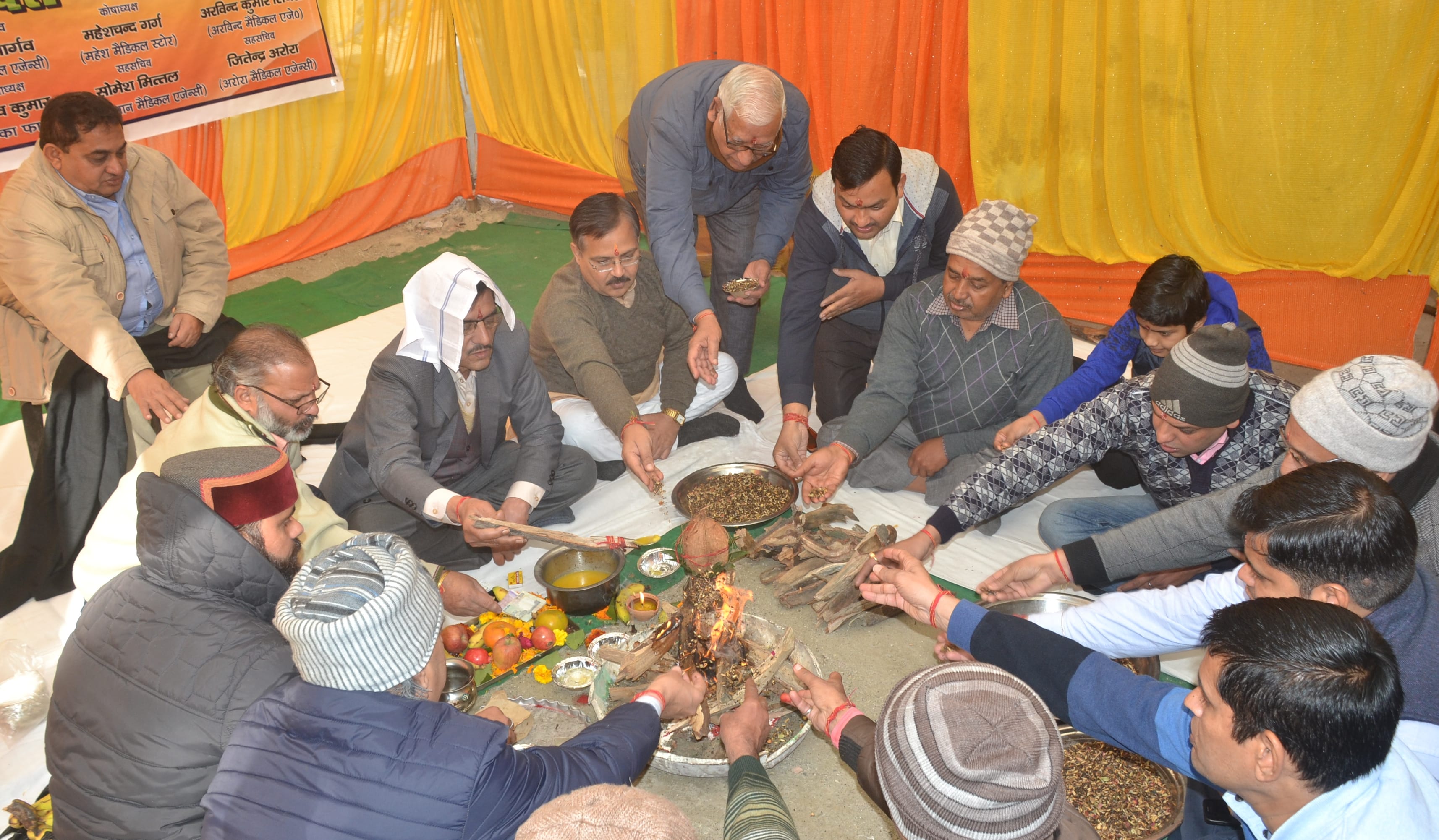 शामली हनुमान धाम पर हवन करते दवा विक्रेता