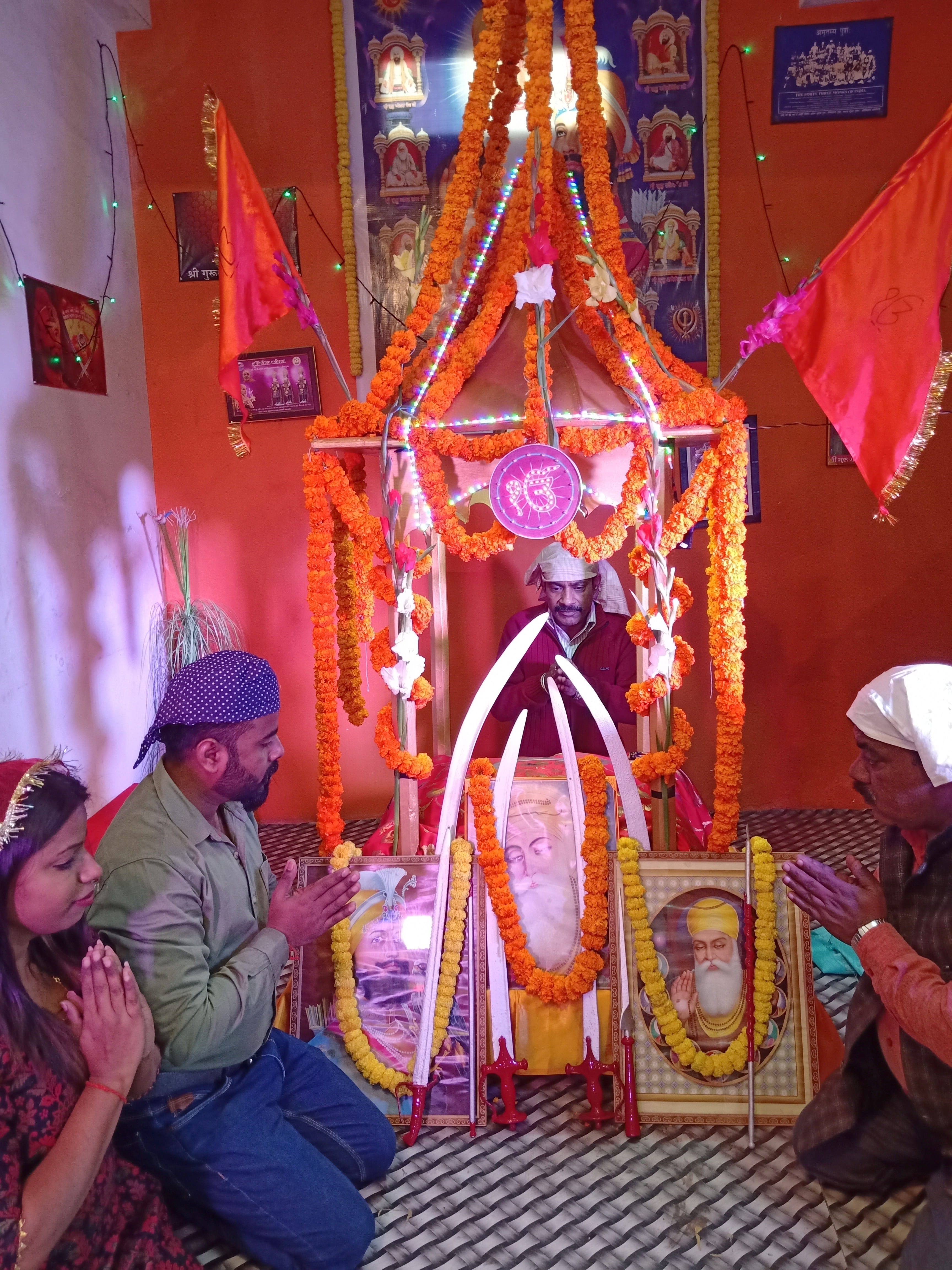 शहर के पुरानी कोतवाली स्थत सरदार कटरे के गुरु द्वारे पर गरु गोविंद सिंह के प्रकाशोत्सव पर पूजा पा शहर के पुरानी कोतवाली स्थत सरदार कटरे के गुरु द्वारे पर गरु गोविंद सिंह के प्रकाशोत्सव पर पूजा पा