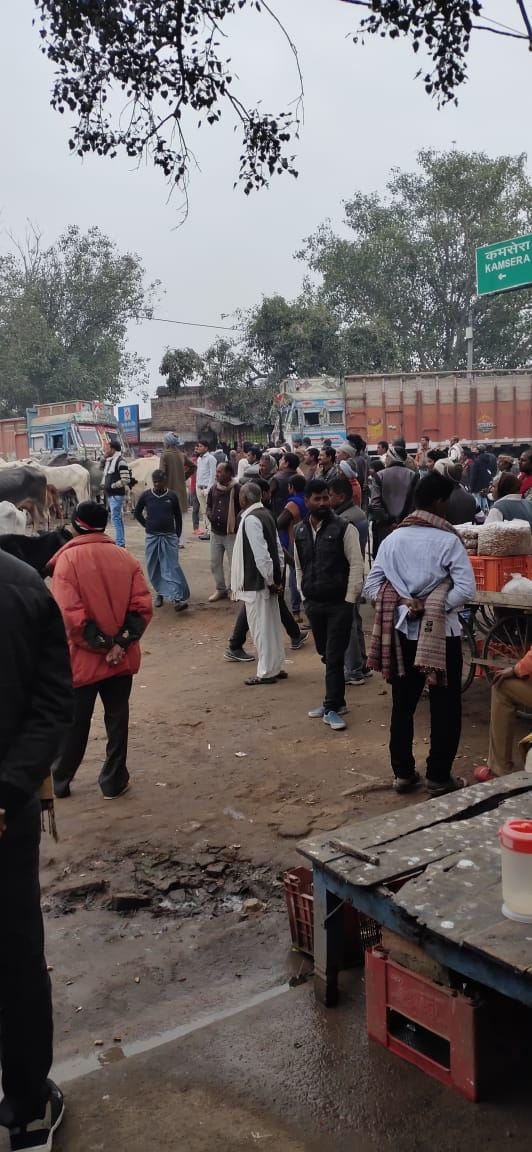 माधौगढ़ में जाम लगाए खड़े किसान माधौगढ़ में जाम लगाए खड़े किसान