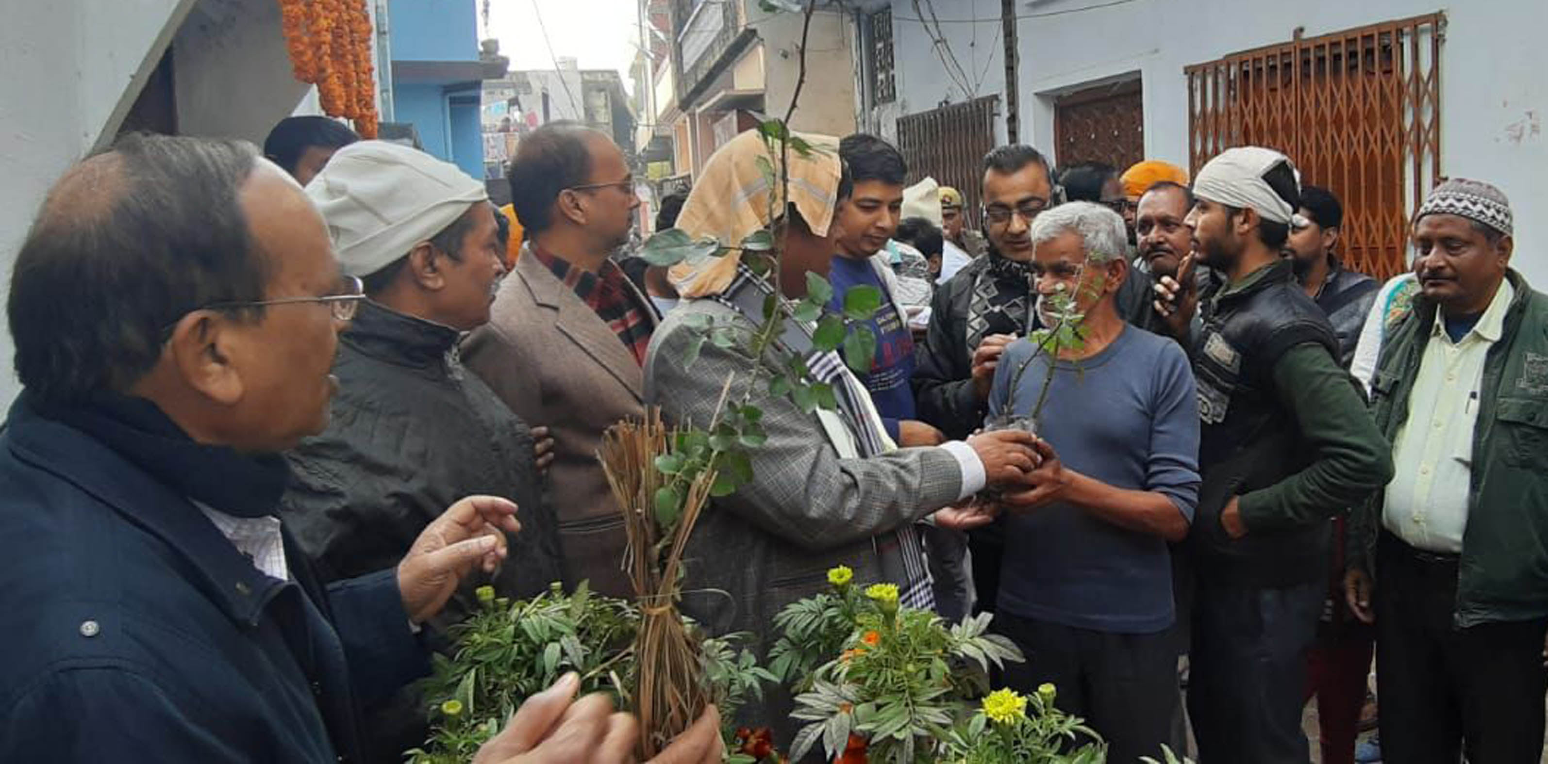 गुरुद्वारा में श्रद्धालुओं को पेड़ प्रसाद बांटते वन समेत कई विभागों के अधिकारी। गुरुद्वारा में श्रद्धालुओं को पेड़ प्रसाद बांटते वन समेत कई विभागों के अधिकारी।