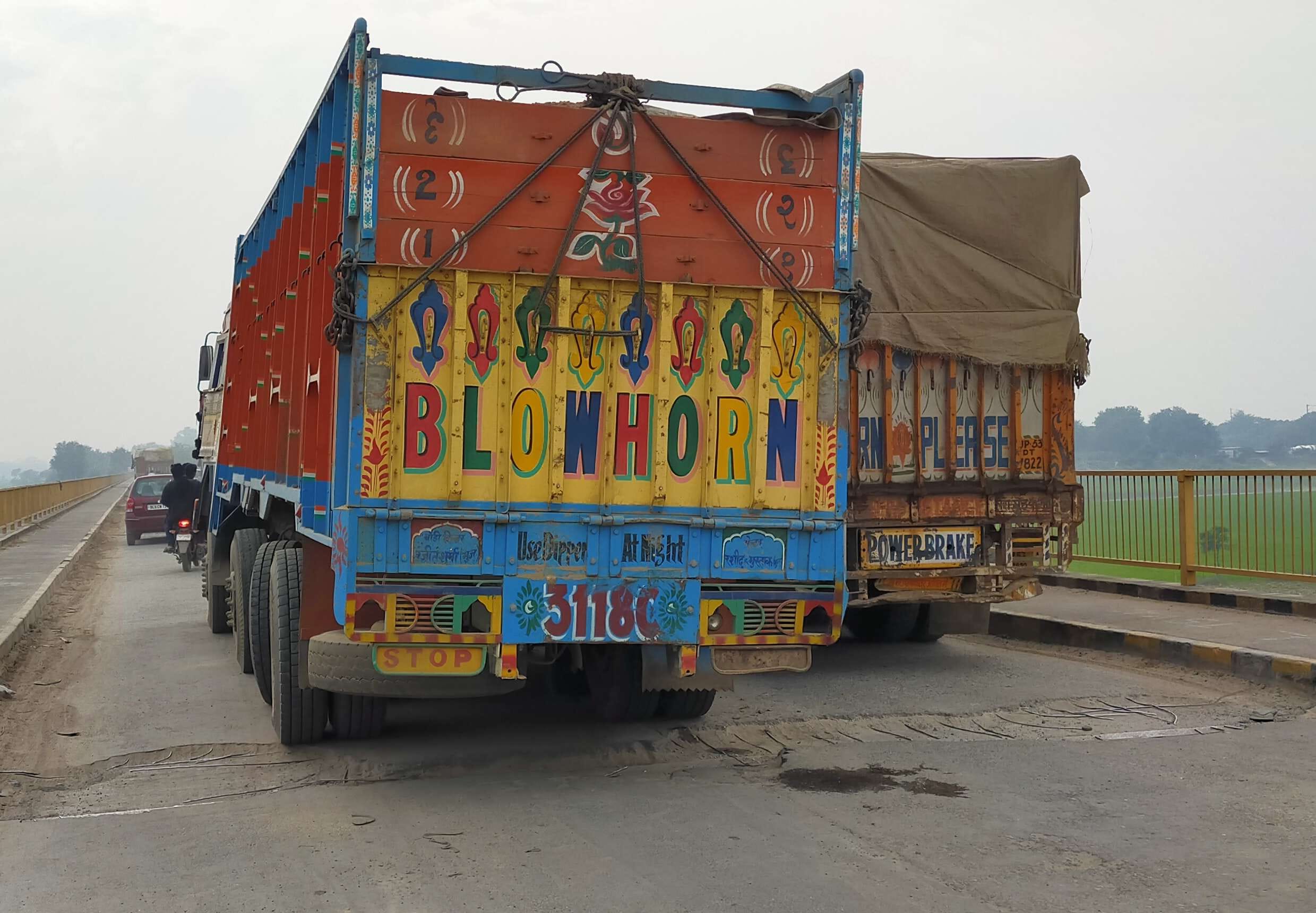 जयप्रभा सेतु के ऊपरी भाग का जगह-जगह टूटा सड़क। जयप्रभा सेतु के ऊपरी भाग का जगह-जगह टूटा सड़क।