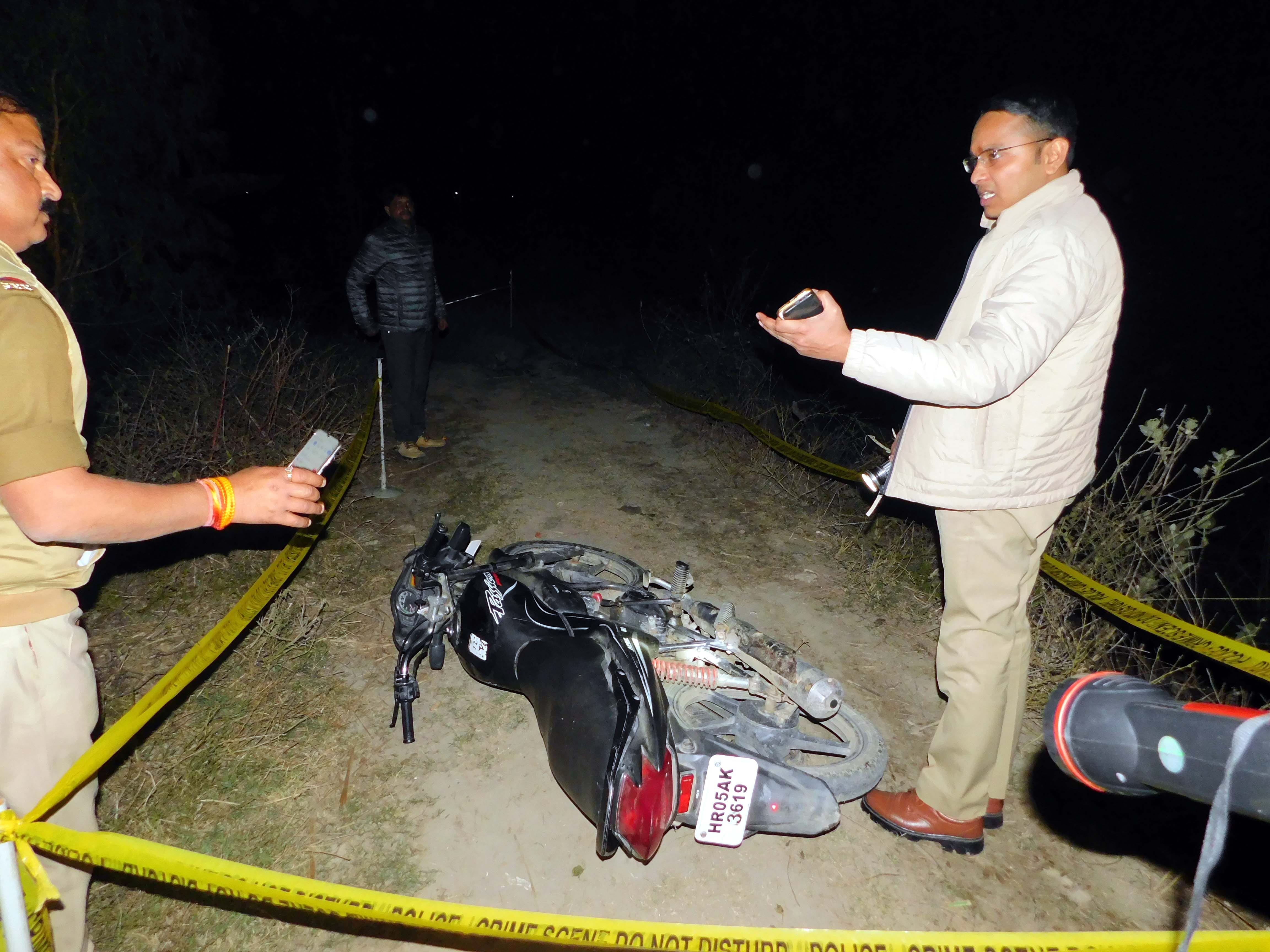 कैराना में हैदरपुर यमुना तटबंध पर पुलिस के साथ मुठभेड में गोली लगने से घायल बदमाश की बाइक देखते ए? कैराना में हैदरपुर यमुना तटबंध पर पुलिस के साथ मुठभेड में गोली लगने से घायल बदमाश की बाइक देखते ए?