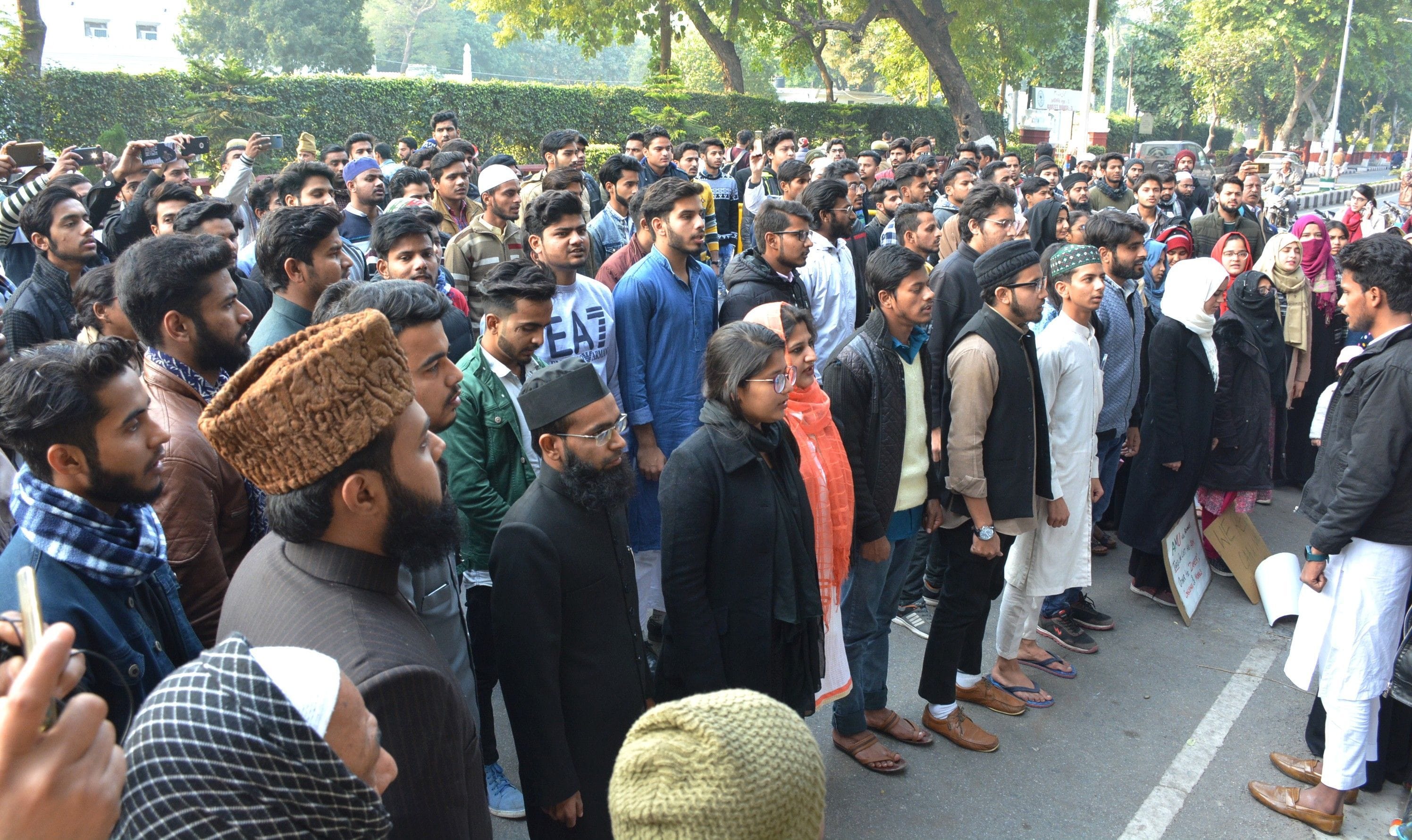 बाब ए सैयद गेट पर नागरिकता संशोधन कानून के विरोध प्रदर्शन के बाद राष्ट्रीय गान गाते  एएमयू के विद?