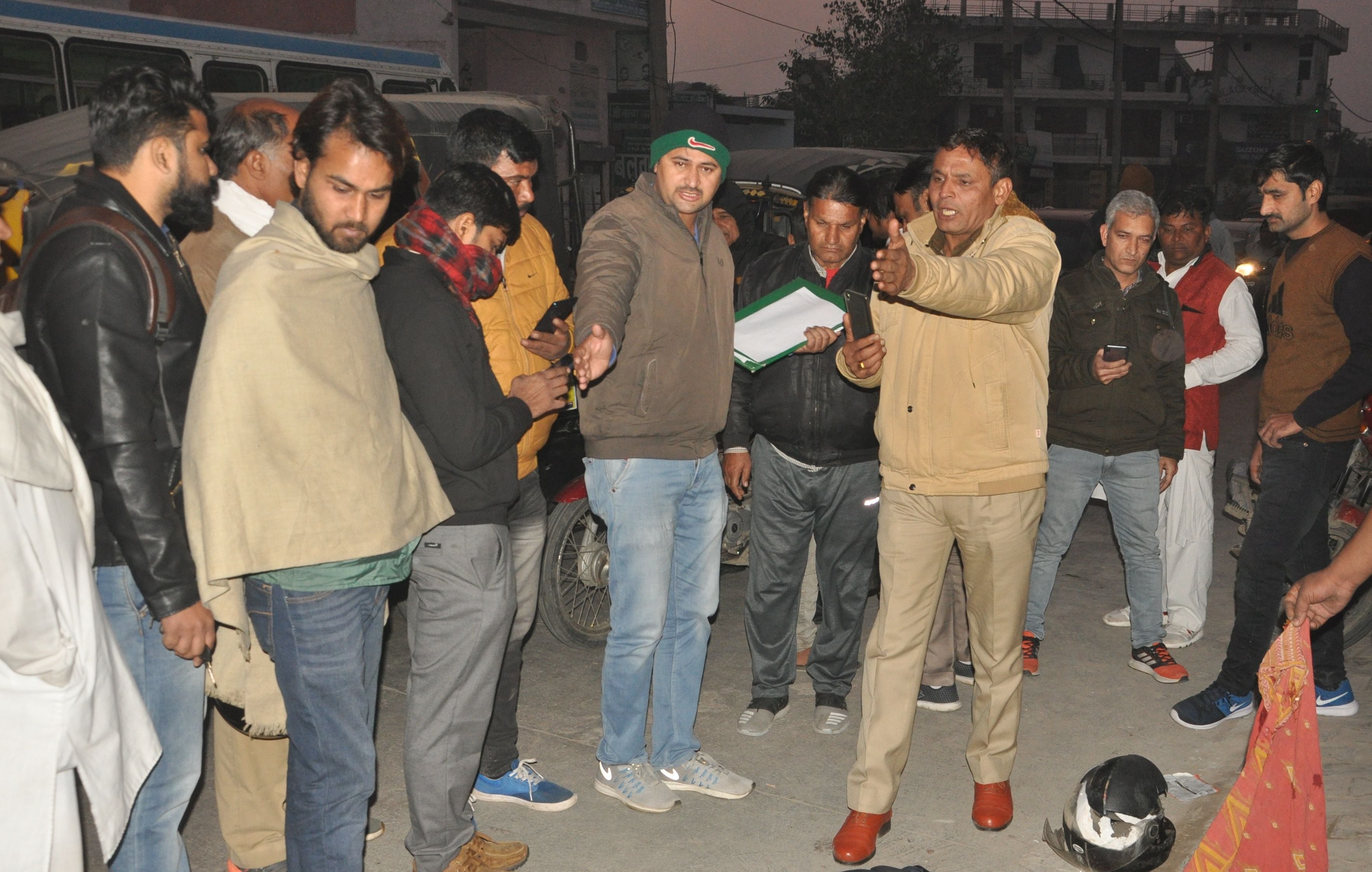 नए बस स्टेड़ से शुकपूरा चौक की तरफ सड़क पर हादसे के दौरान हुई युवक की मौत के बाद मौके पर जांच करती प?