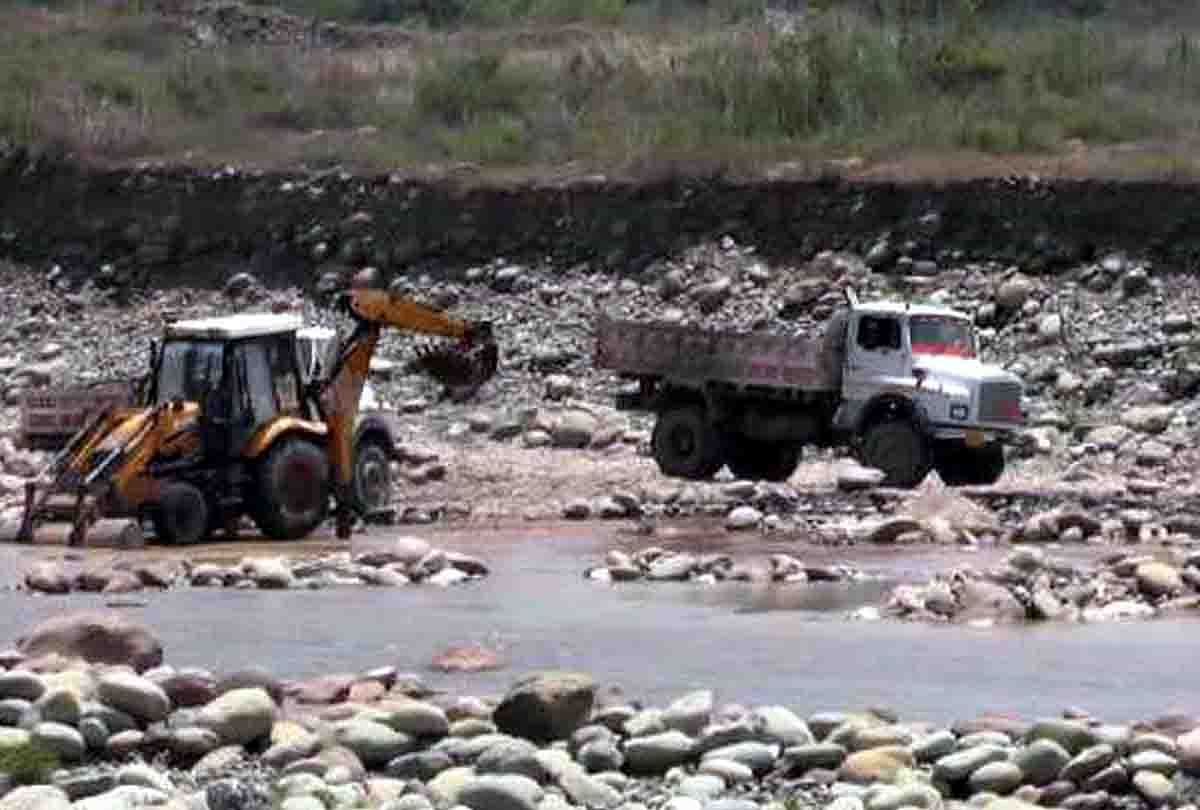 Illegal Mining From Tawi River In Jammu Kashmir आध र त अपर ध क ब लब ल जम म म तव नद स ह रह अव ध खनन प रश सन और प ल स क म ल भगत Amar Ujala Hindi